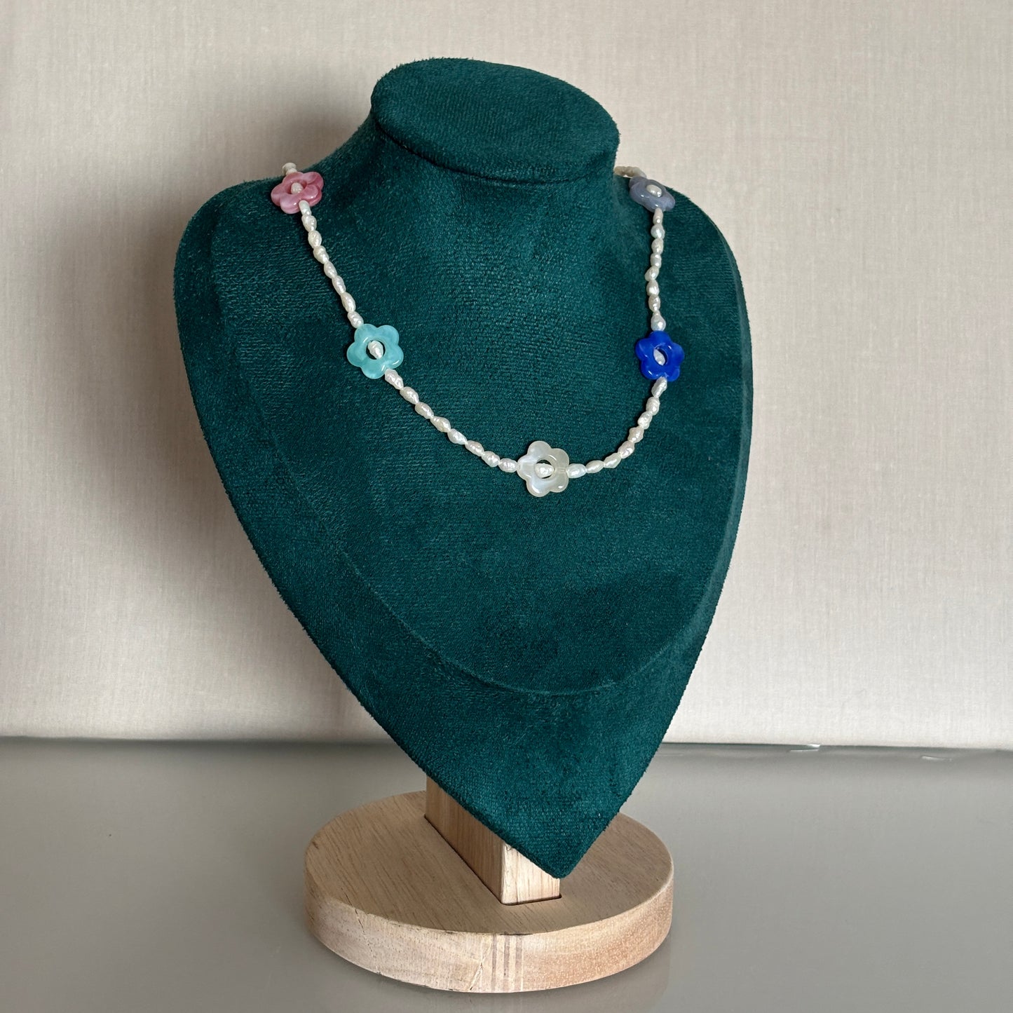 Collier Palma – Ras de cou en perles naturelles et fleurs colorées