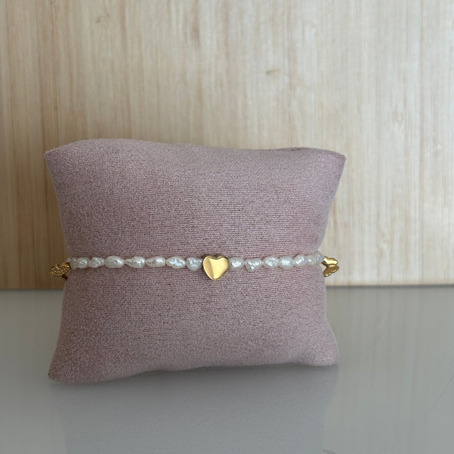 Bracelet élastique Amsterdam – Perles blanches, cœur doré & papillons