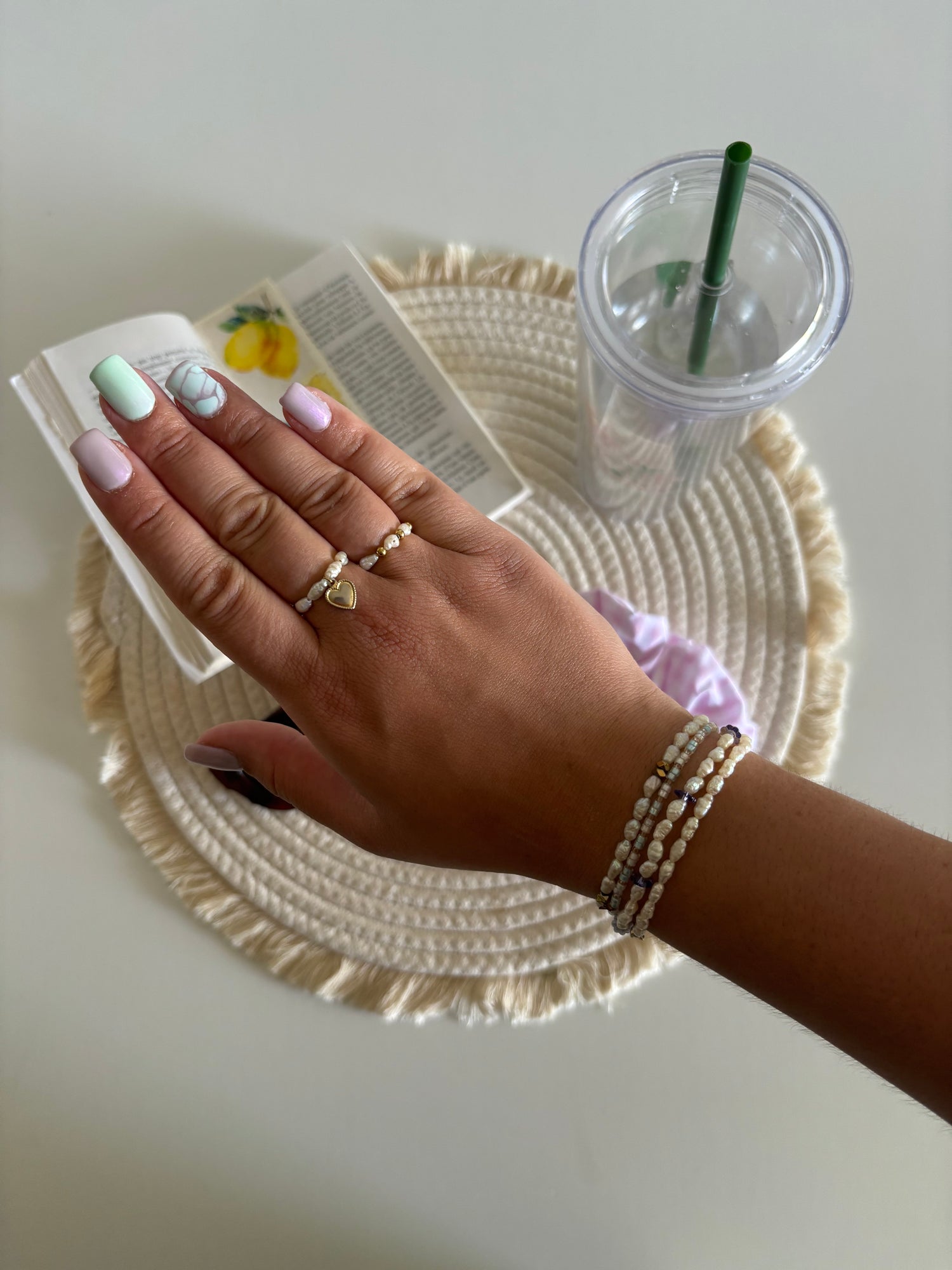Bijoux raffinés faits main chez Bichoux Shop : perles d’eau de culture brillantes, travail artisanal méticuleux et design élégant pour sublimer votre quotidien.