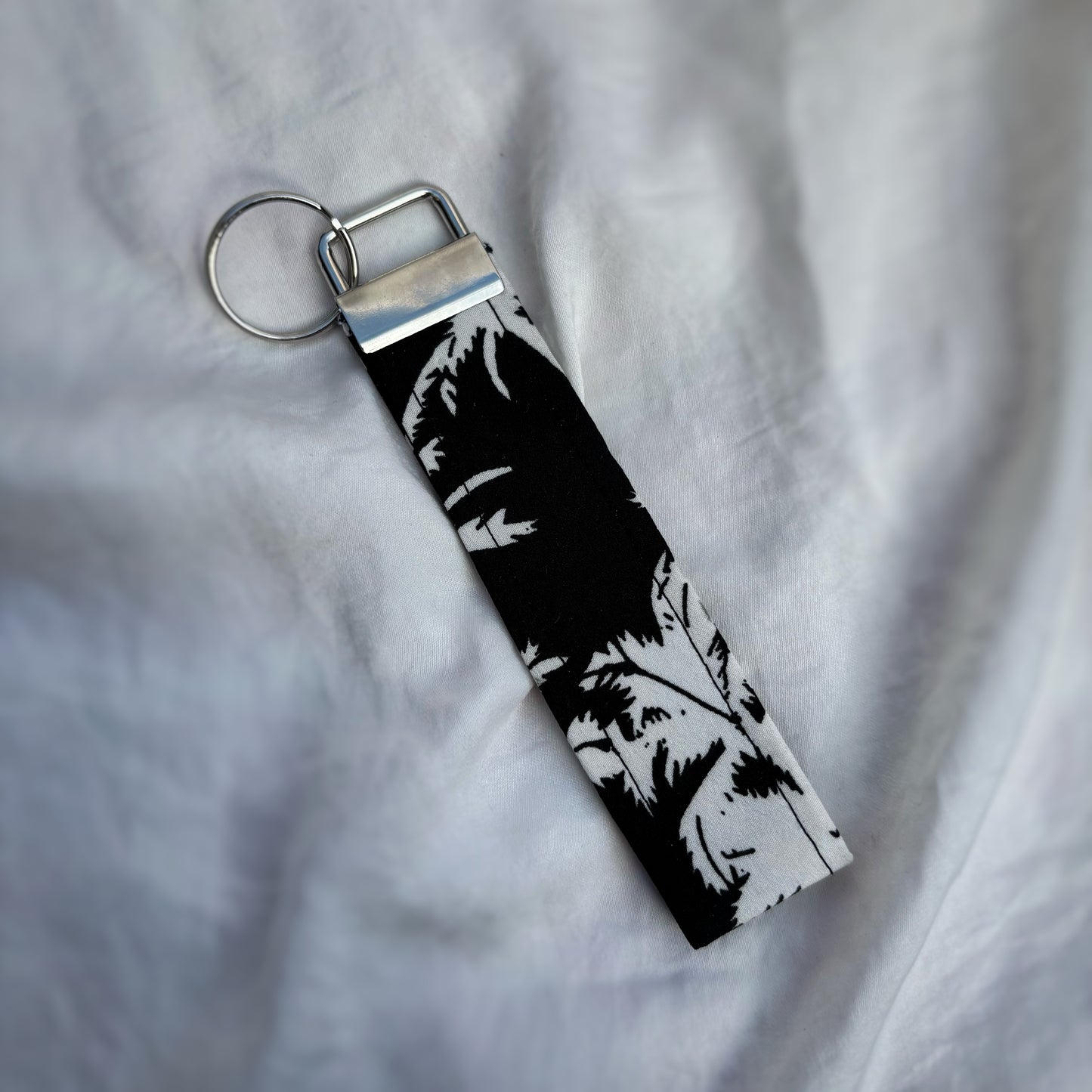 Porte Clé Altaïr – Motif palmier noir & blanc avec finitions argentées