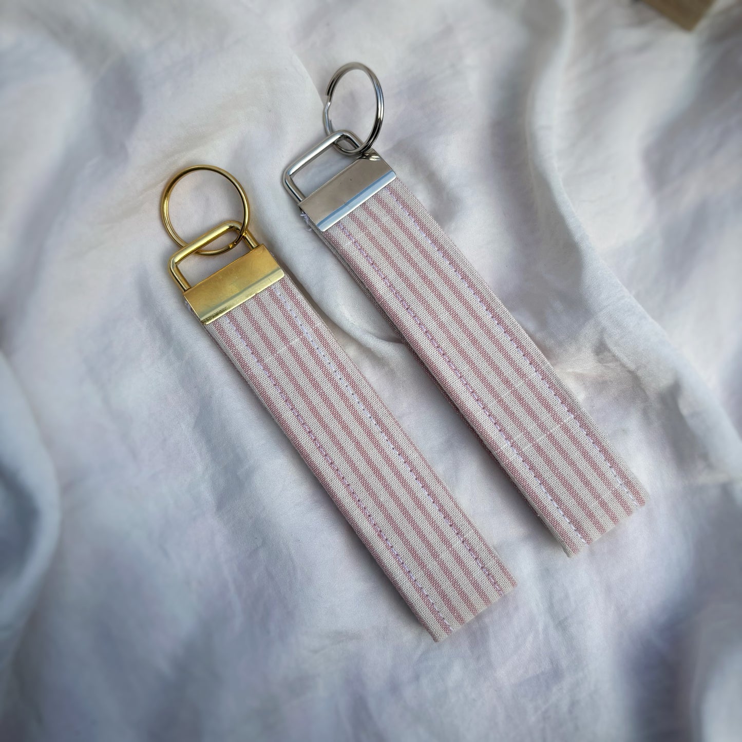 Porte Clé Arcturus - Motif rayé rose et blanc avec finitions argentées