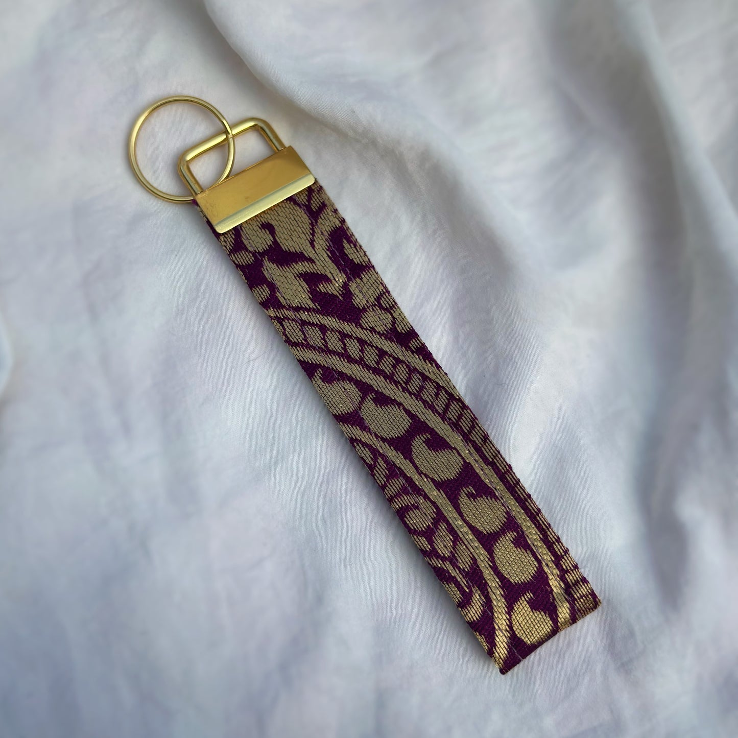Mirach – Tissu sari de l’île Maurice violet avec finitions dorées