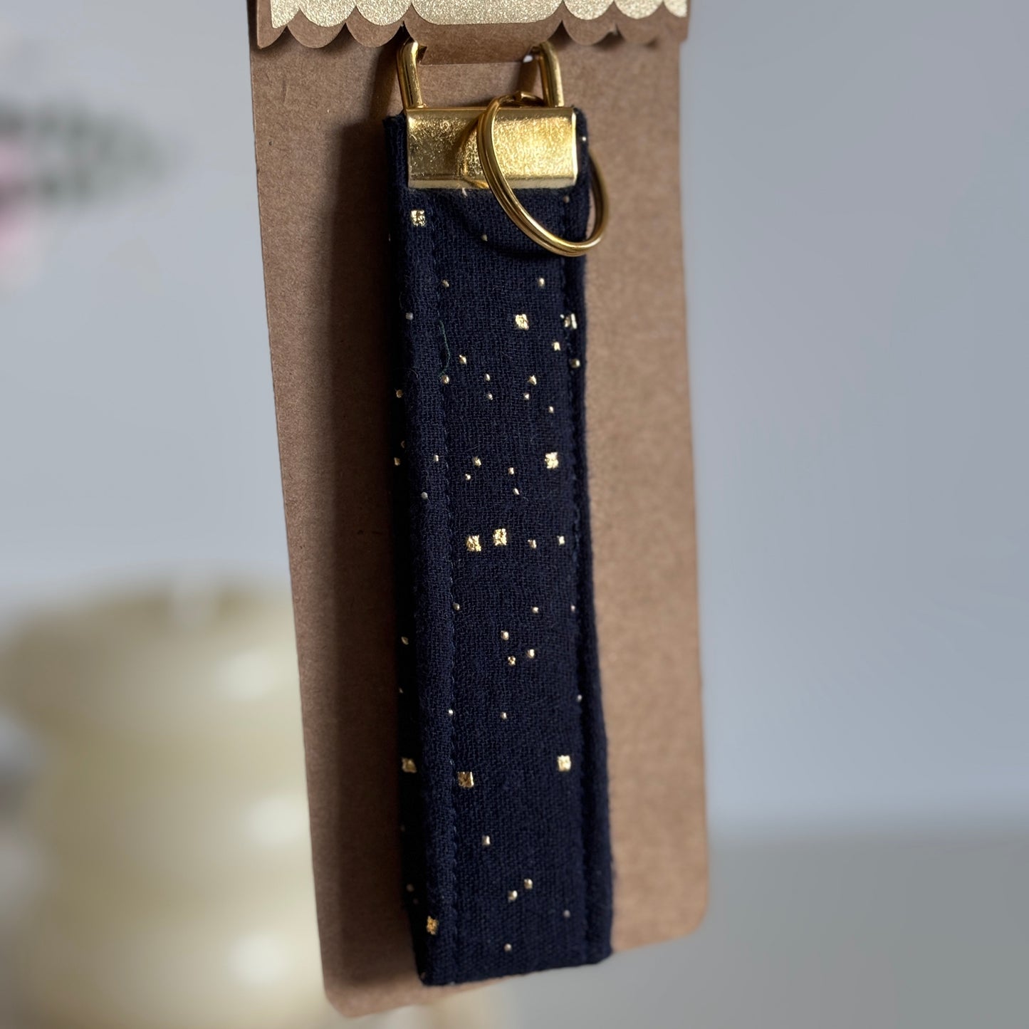 Porte-clés Lily - Gaze bleue marine et touches dorées avec finitions dorées