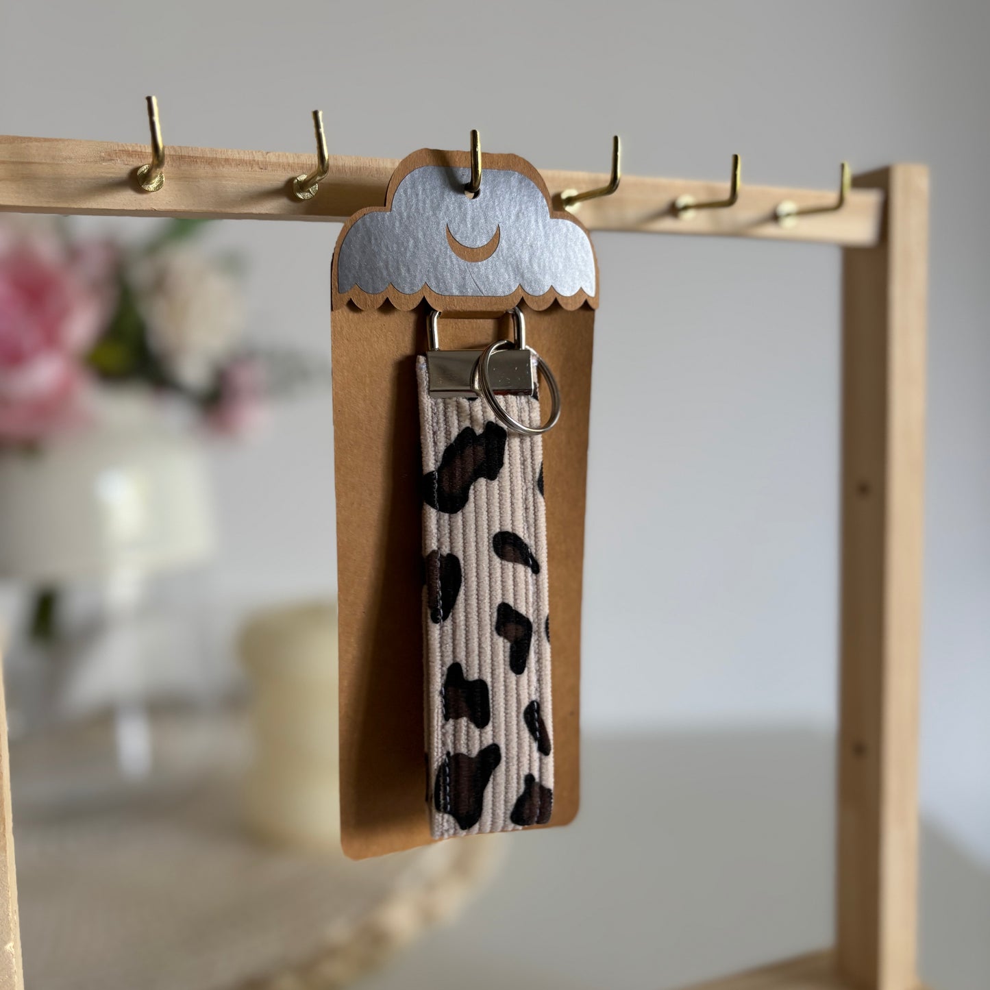 Porte Clé léopard côtelé – Motif cerise en gaze blanc avec finitions argentées