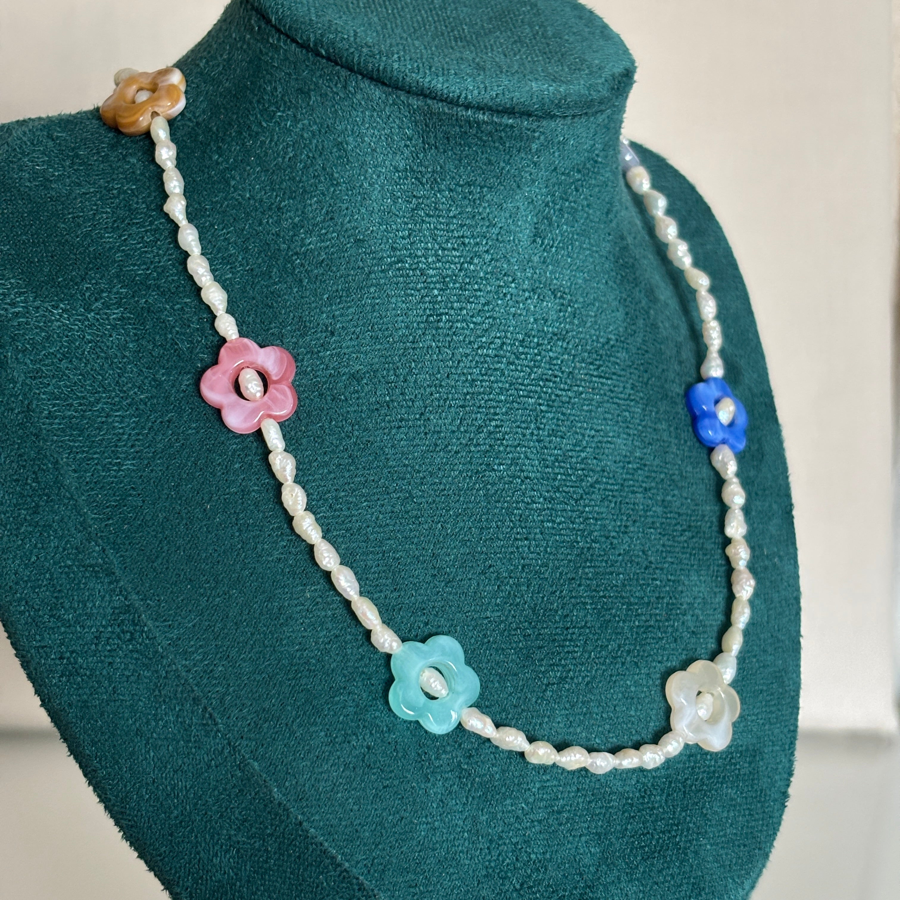 Collier Palma – Ras de cou en perles naturelles et fleurs colorées