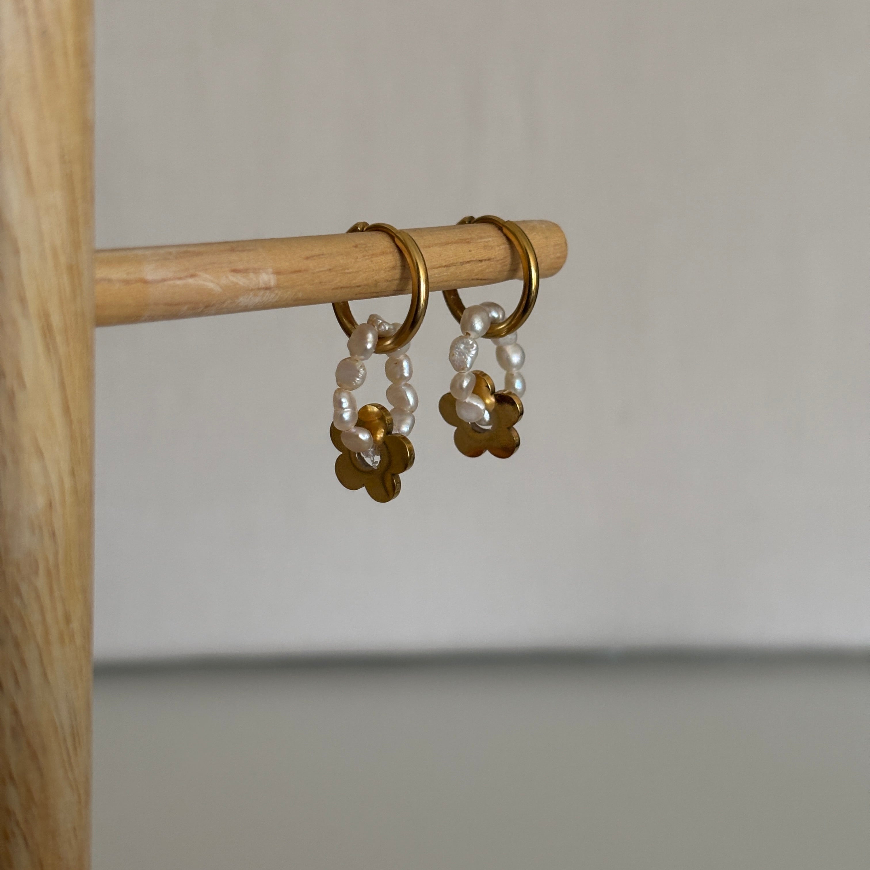 Créoles Valparaíso - Couronne de perles et fleur dorée en acier inoxydable