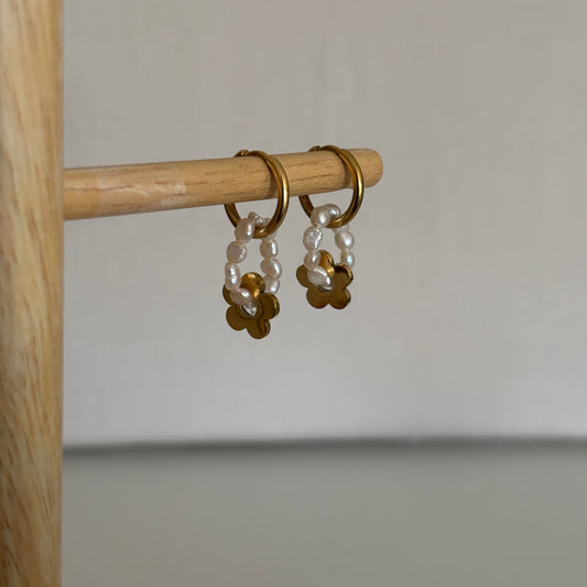 Créoles Valparaíso - Couronne de perles et fleur dorée en acier inoxydable