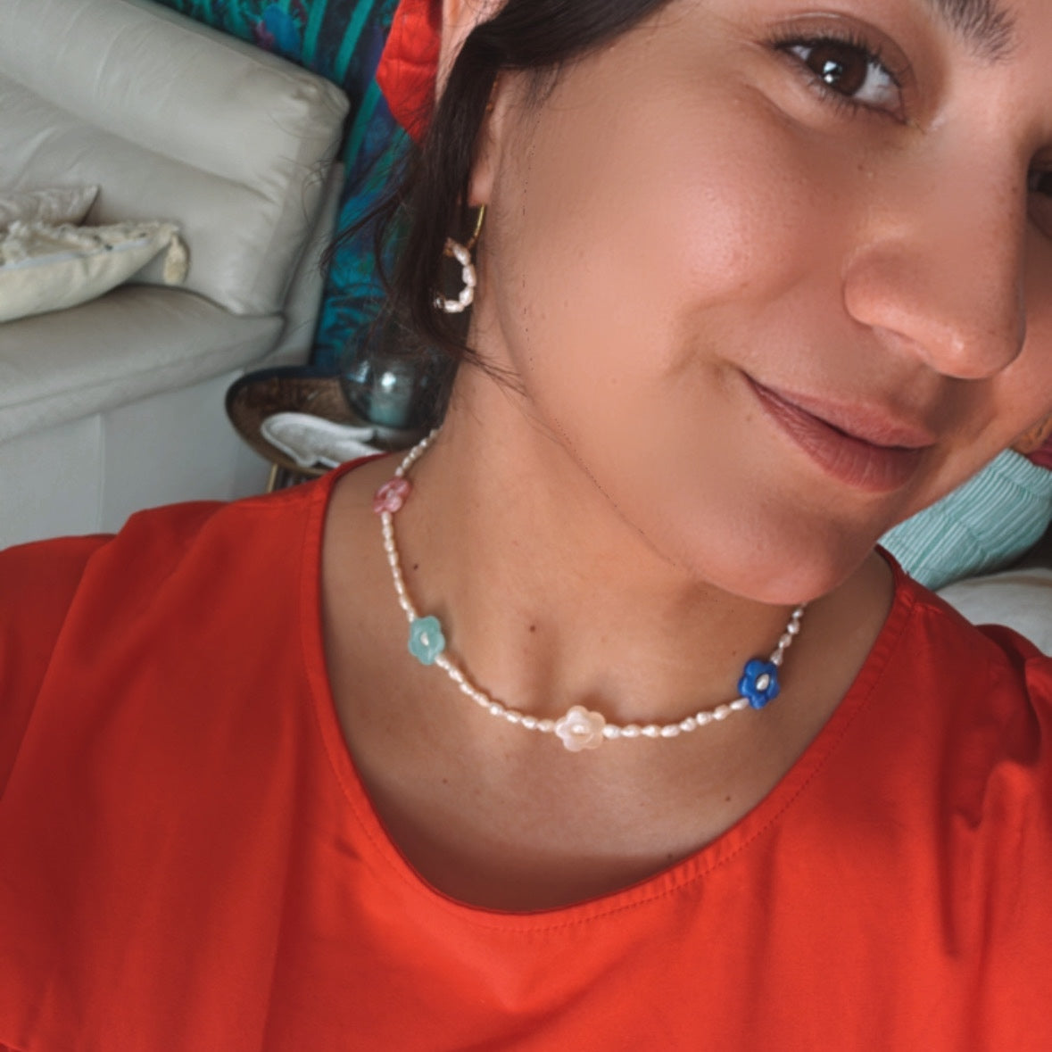 Collier Palma – Ras de cou en perles naturelles et fleurs colorées