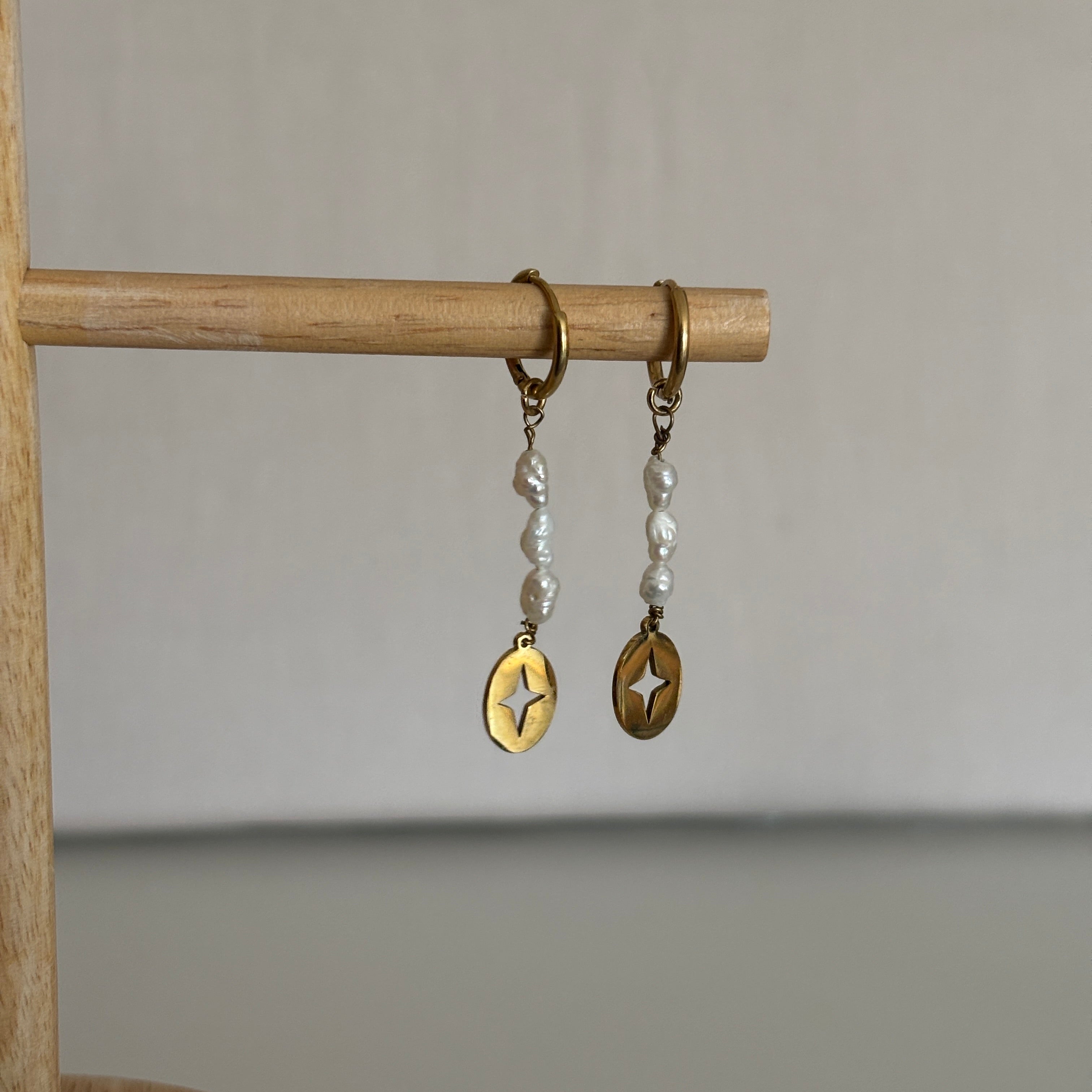 Boucles Kos – Fil de perles & étoile dorée