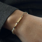 Bracelet Élastique Doha - Perles Carrées Dorées Brillantes