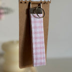 Porte Clé Élise - Motif Vichy Rose avec finitions argentées