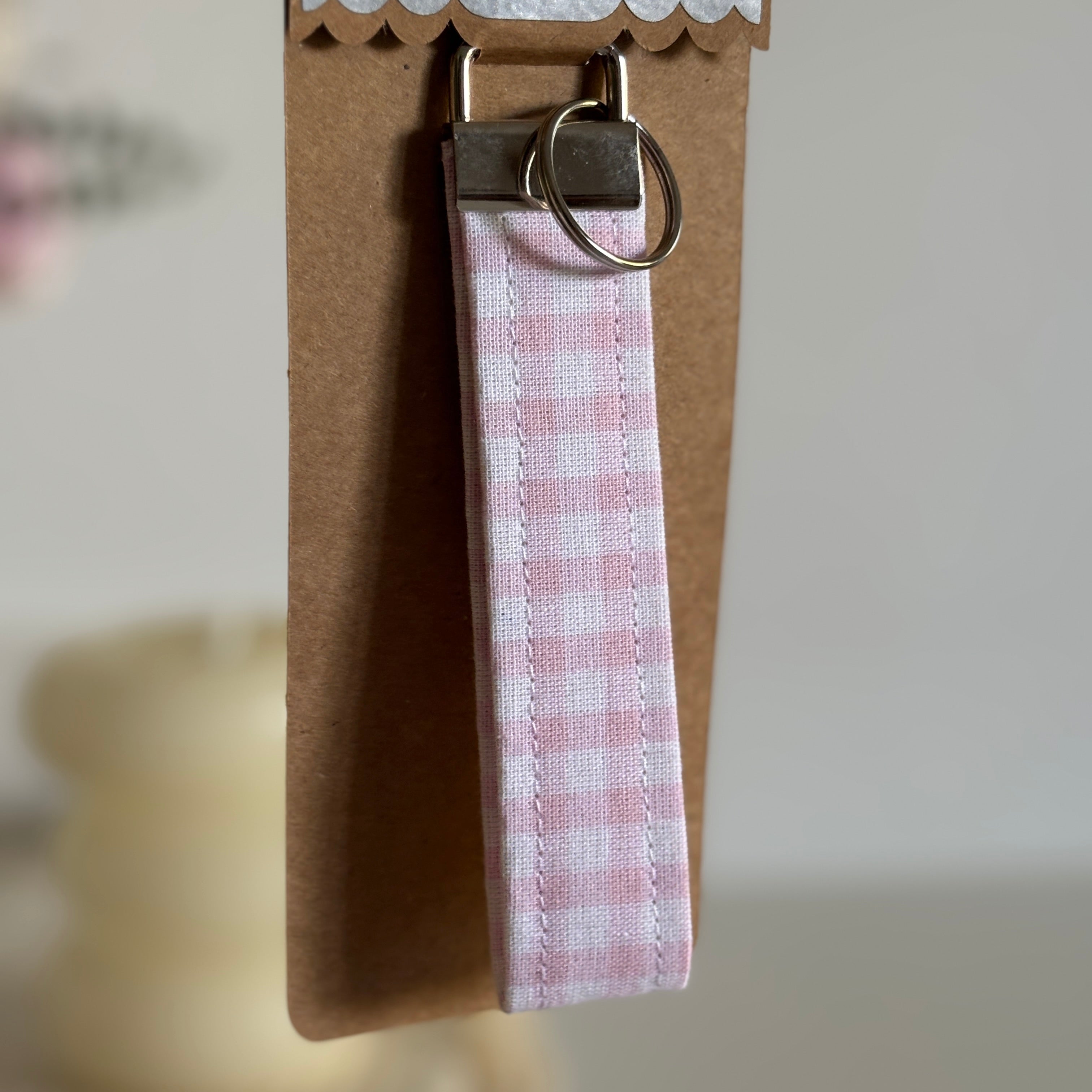 Porte Clé Vega – Motif Vichy Rose avec finitions argentées