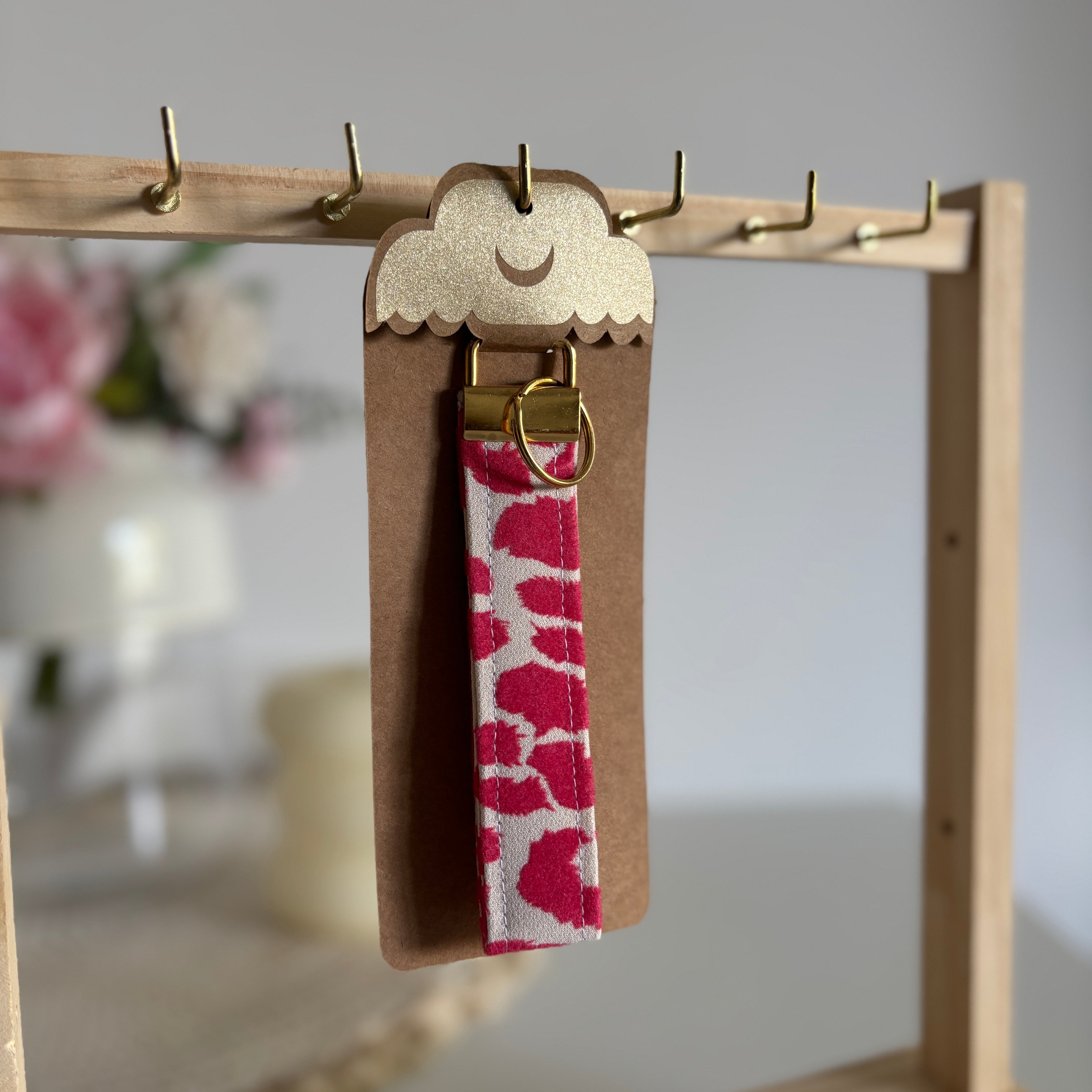 Porte Clé Bellatrix – Motif léopard rose et blanc avec finitions dorées