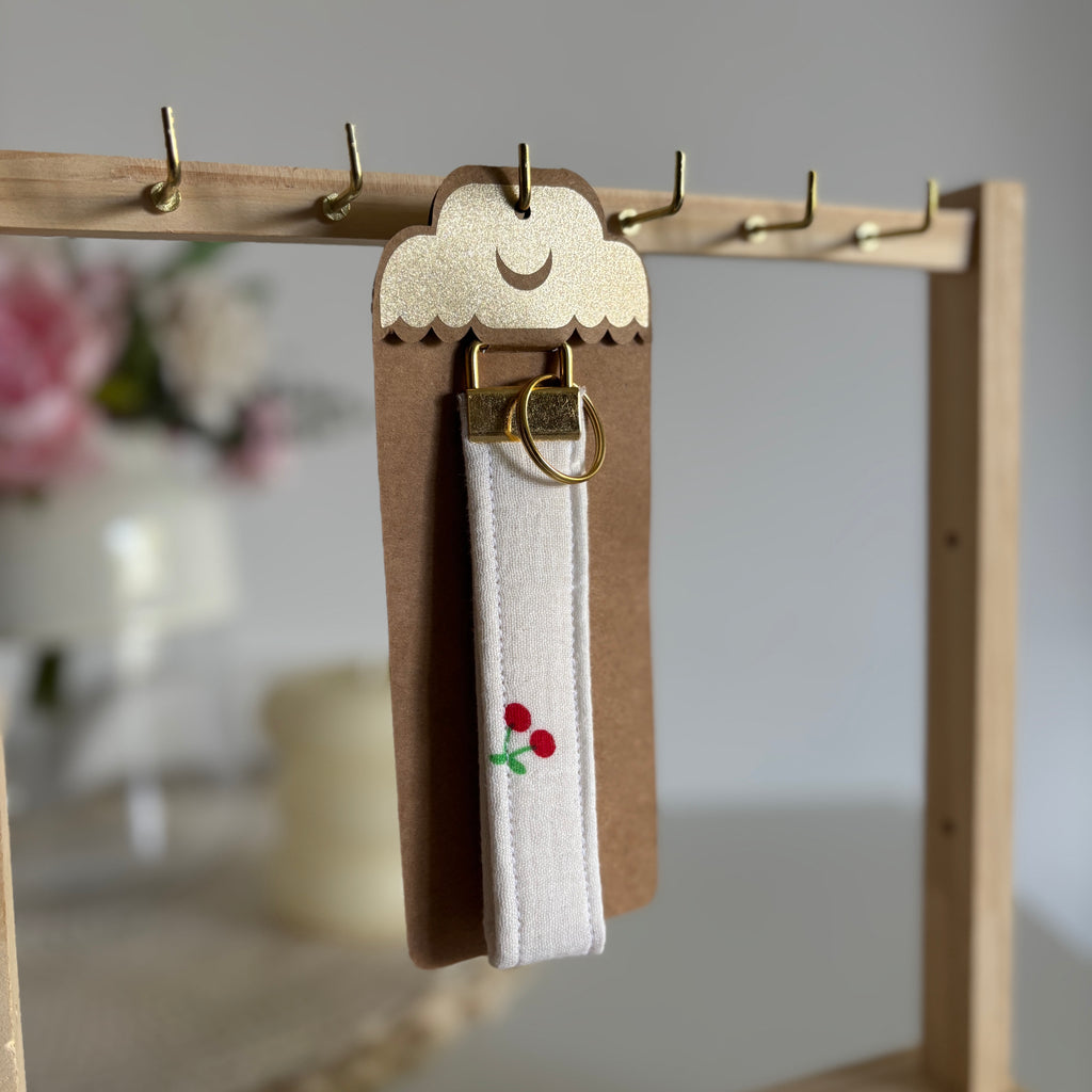 Porte Clé Aurélie - Motif cerise en gaze blanc avec finitions dorées