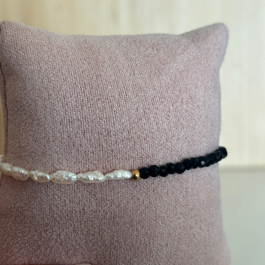 Bracelet Ravenne - Perles noires & blanches avec fermoir tendance