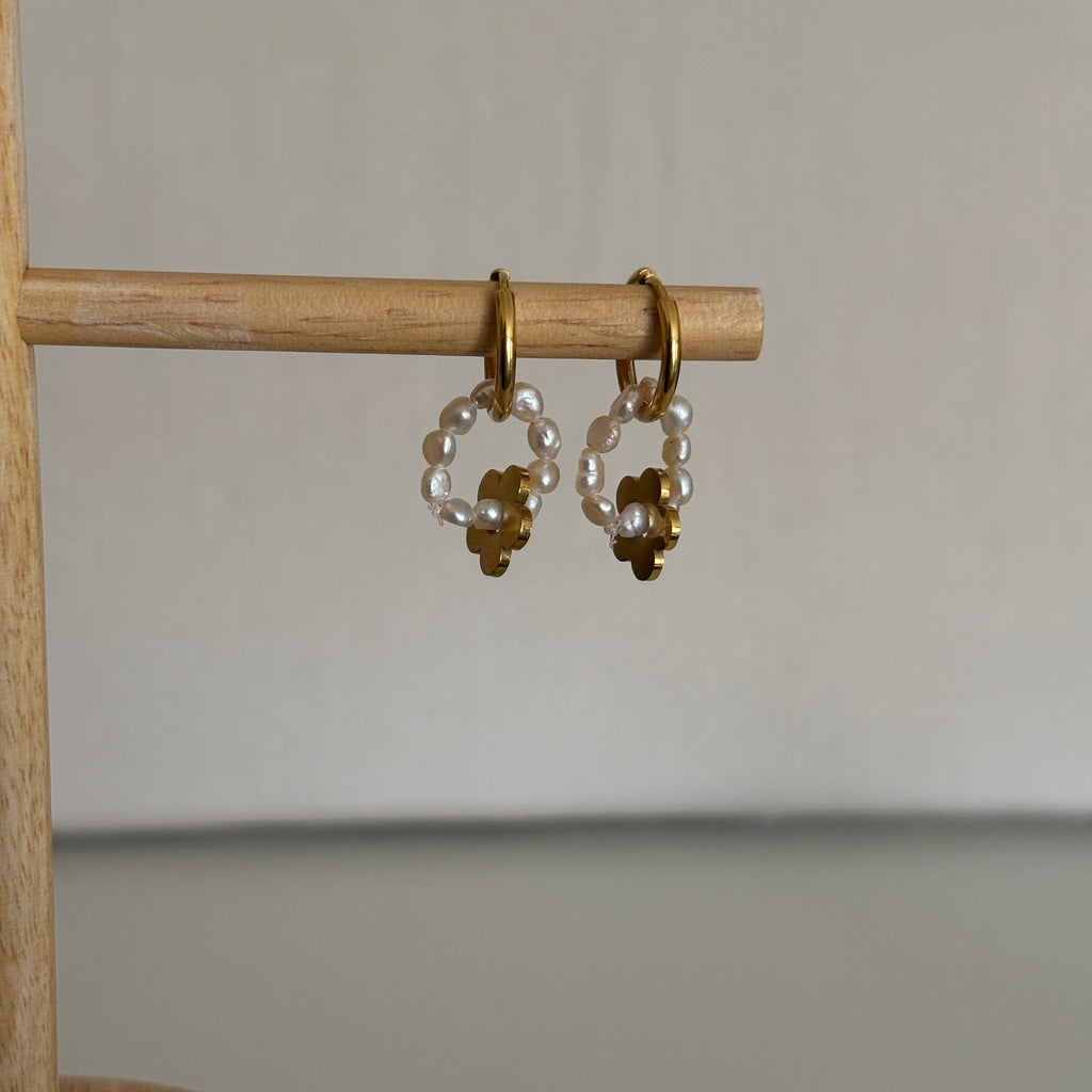 Créoles Valparaíso - Couronne de perles et fleur dorée en acier inoxydable