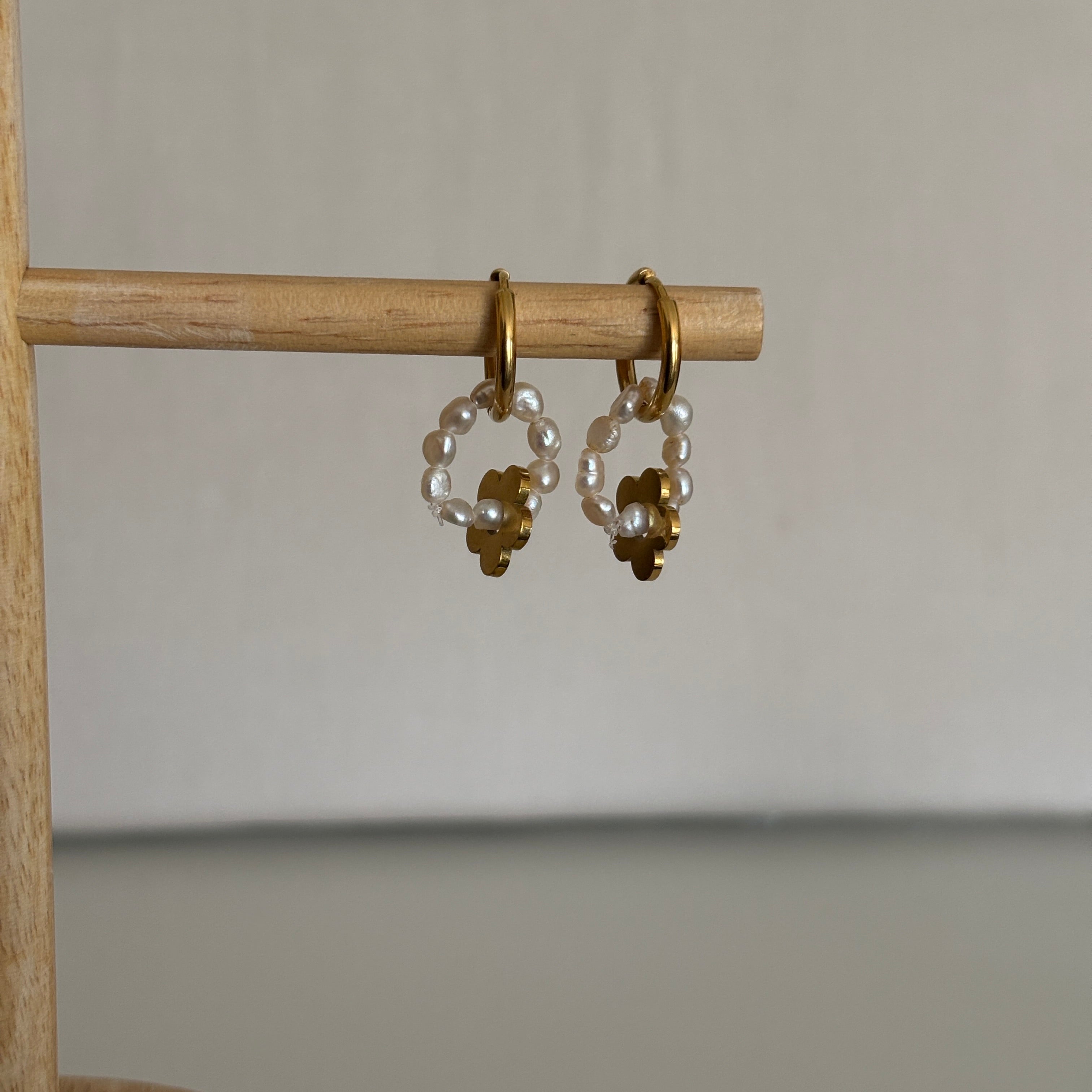 Créoles Valparaíso - Couronne de perles et fleur dorée en acier inoxydable