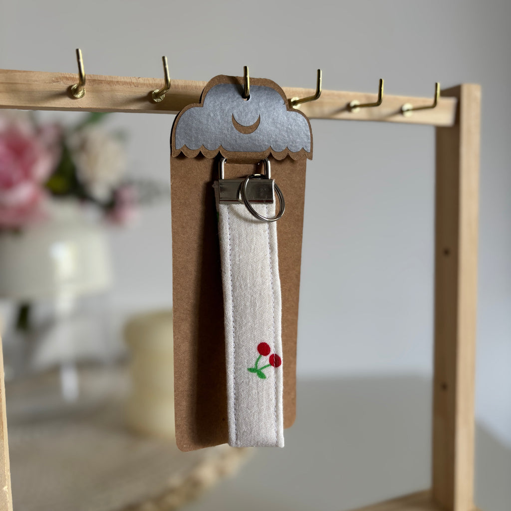 Porte Clé Aurélie – Motif cerise en gaze blanc avec finitions argentées