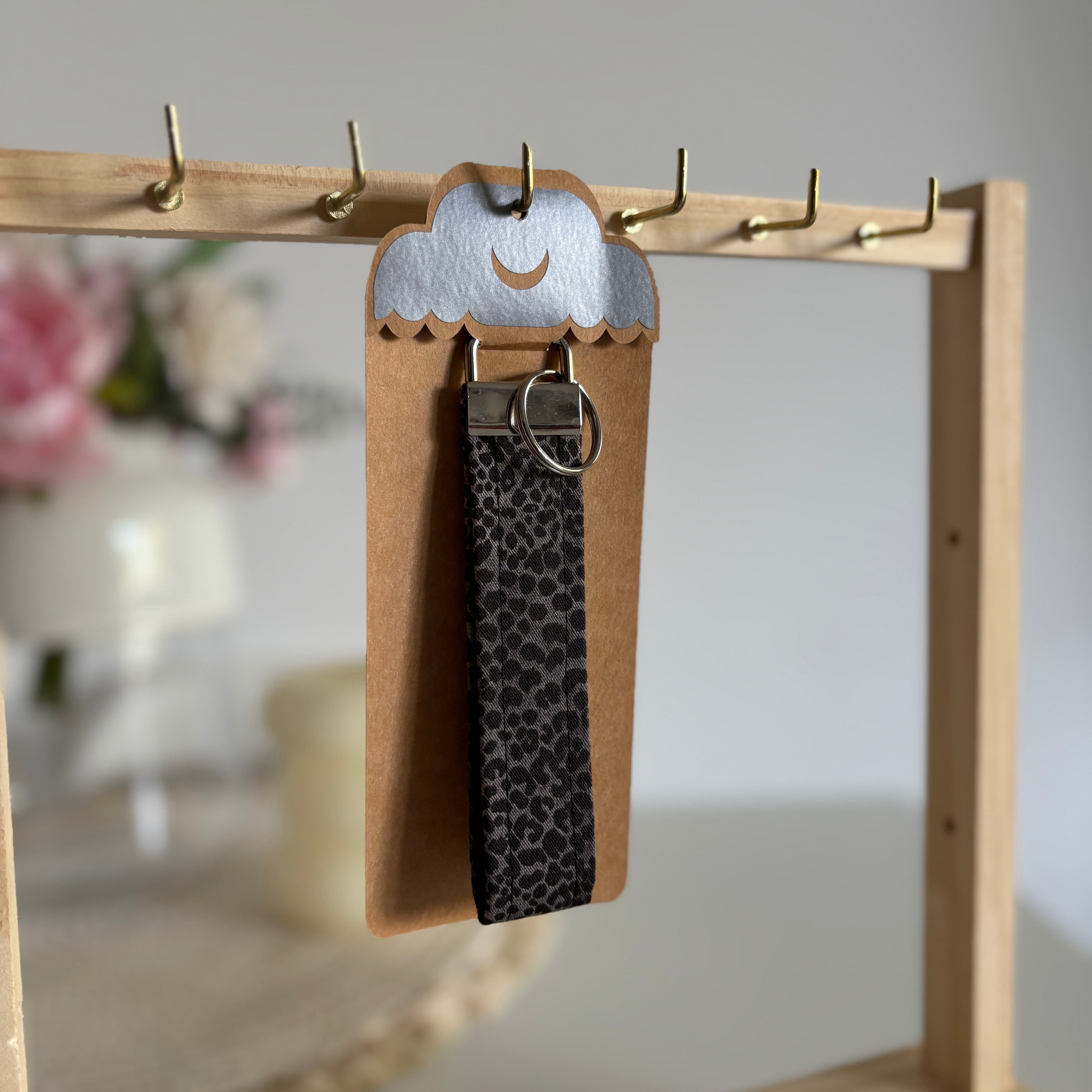 Porte Clé Sirius – Motif léopard noir et gris avec finitions argentées