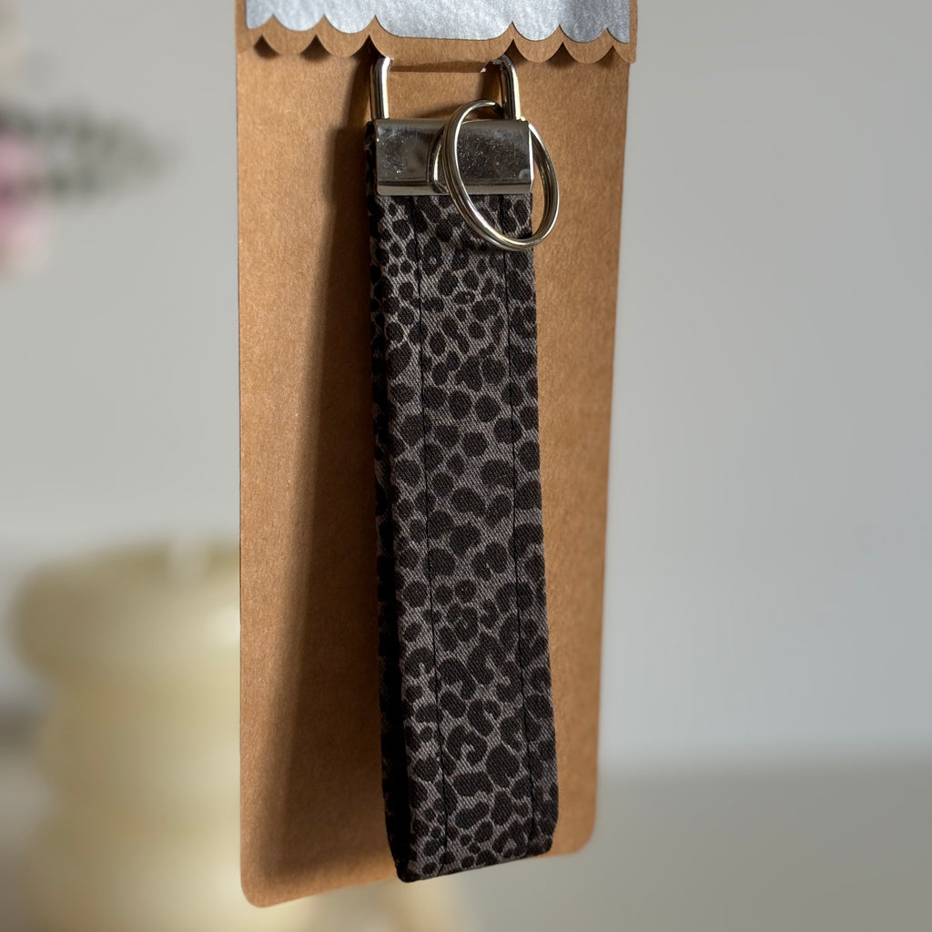 Porte Clé Sirius – Motif léopard noir et gris avec finitions argentées