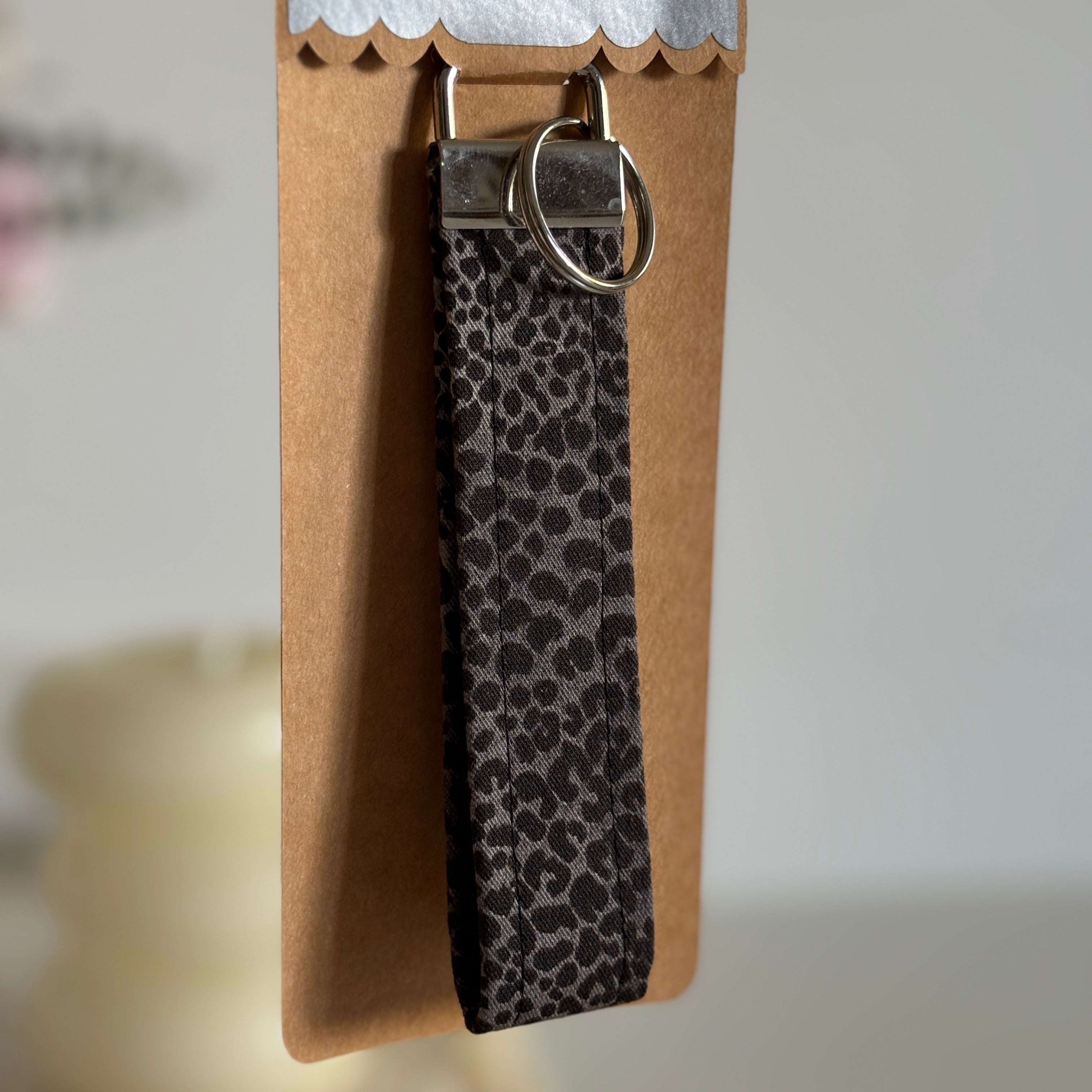 Porte Clé Sirius – Motif léopard noir et gris avec finitions argentées