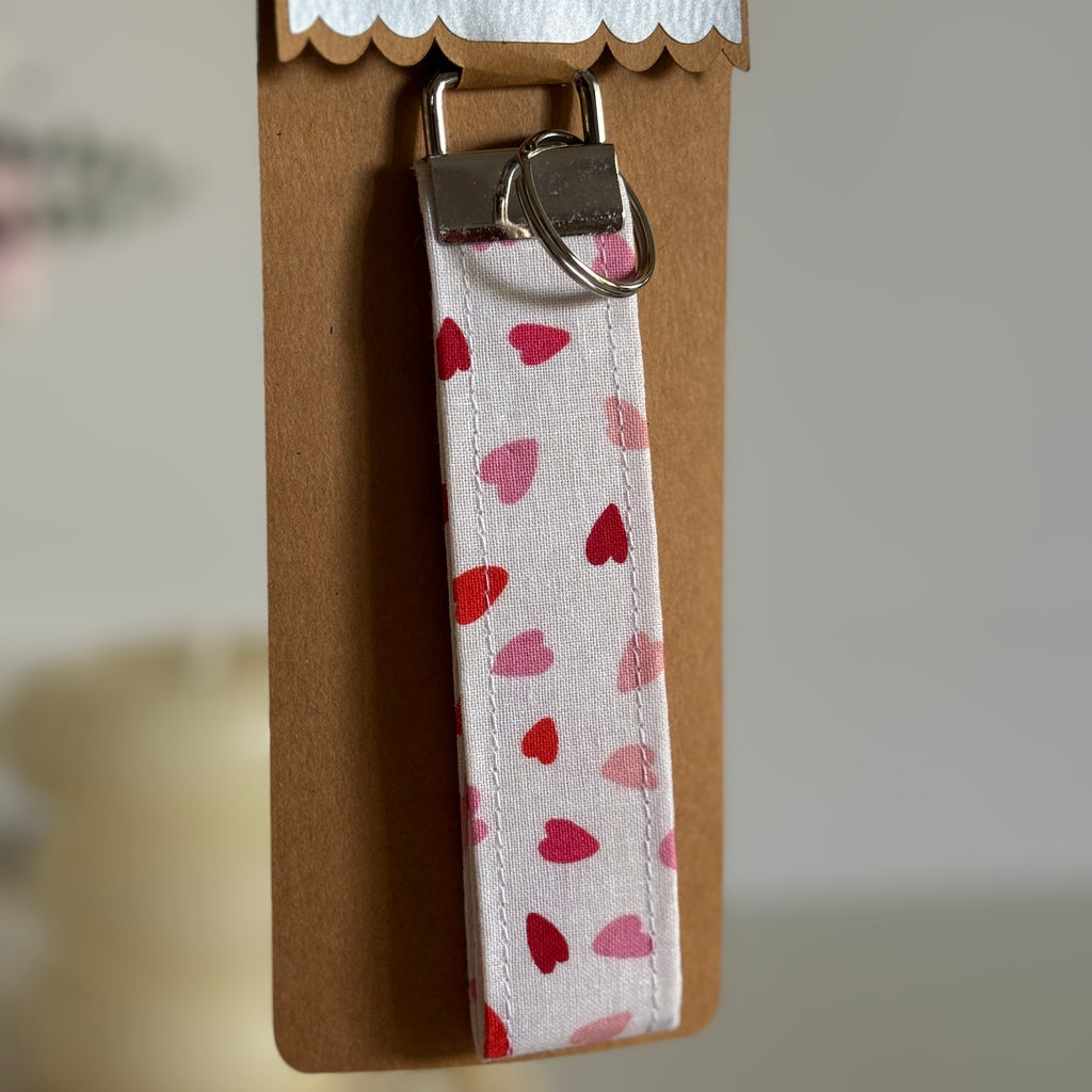 Porte Clé Polaris - Motif blanc à cœurs avec finitions argentées