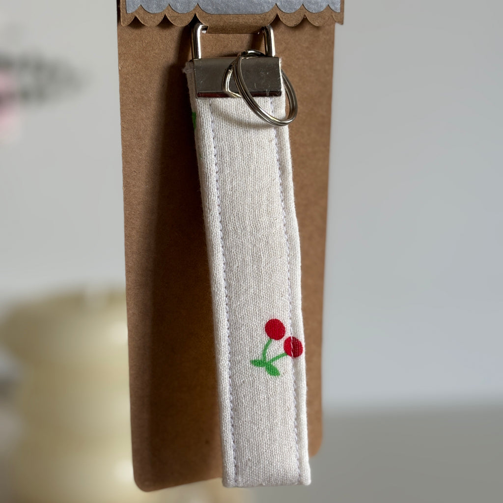 Porte Clé Aurélie – Motif cerise en gaze blanc avec finitions argentées