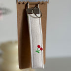 Porte Clé Aurélie – Motif cerise en gaze blanc avec finitions argentées