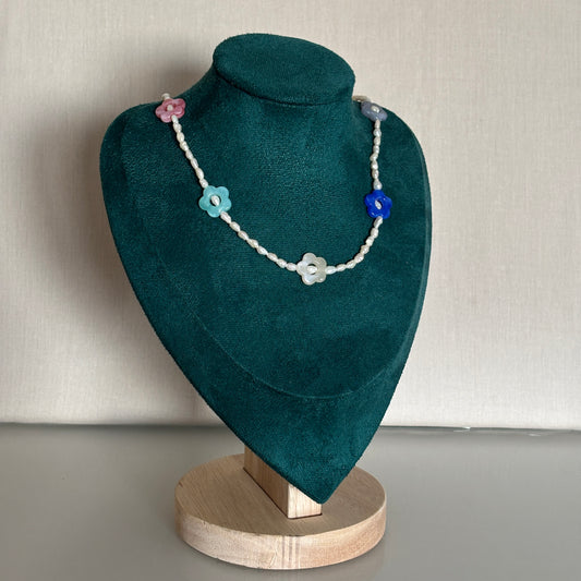Collier Palma – Ras de cou en perles naturelles et fleurs colorées