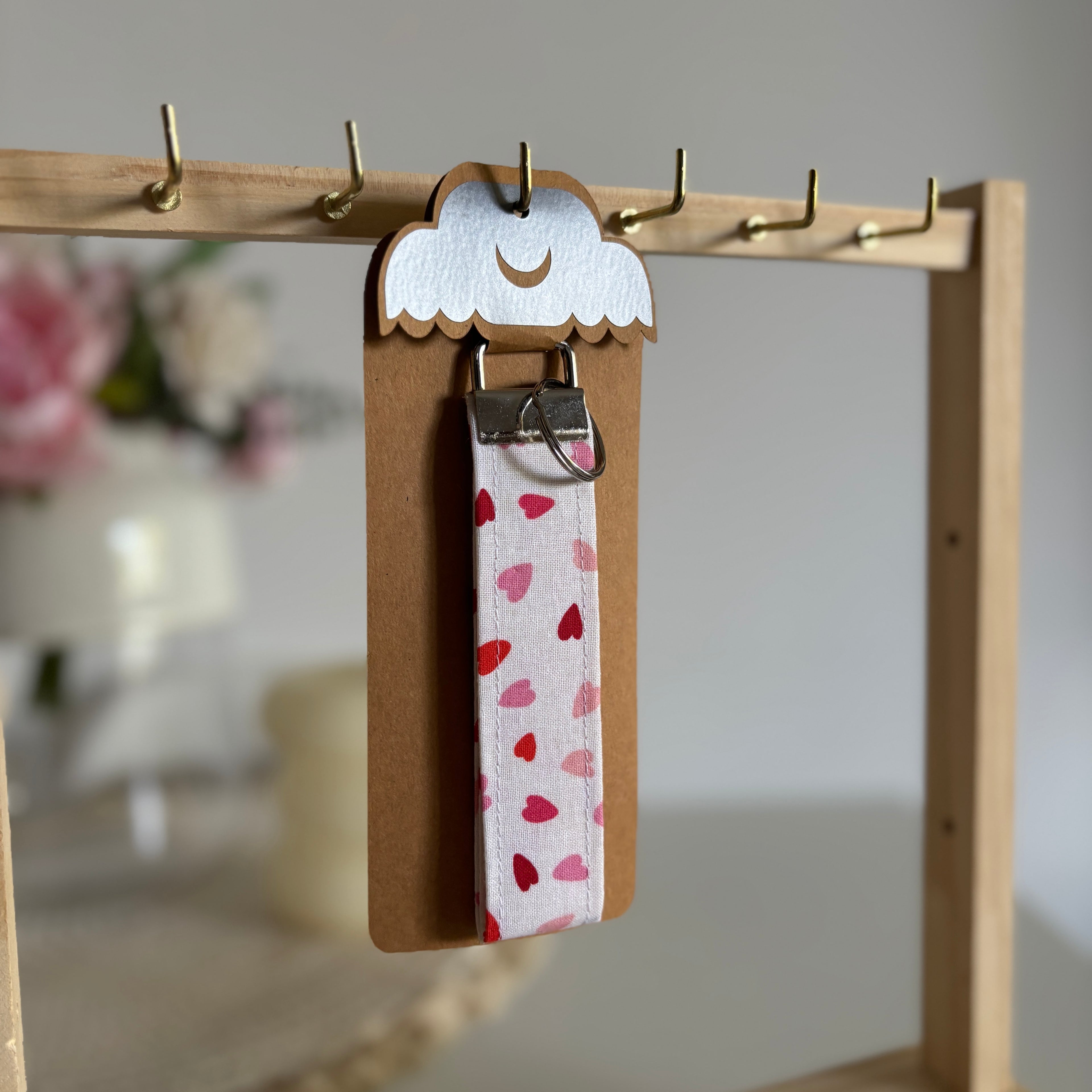 Porte Clé Polaris - Motif blanc à cœurs avec finitions argentées