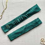 Bandeau Elya en satin vert sapin écaillé