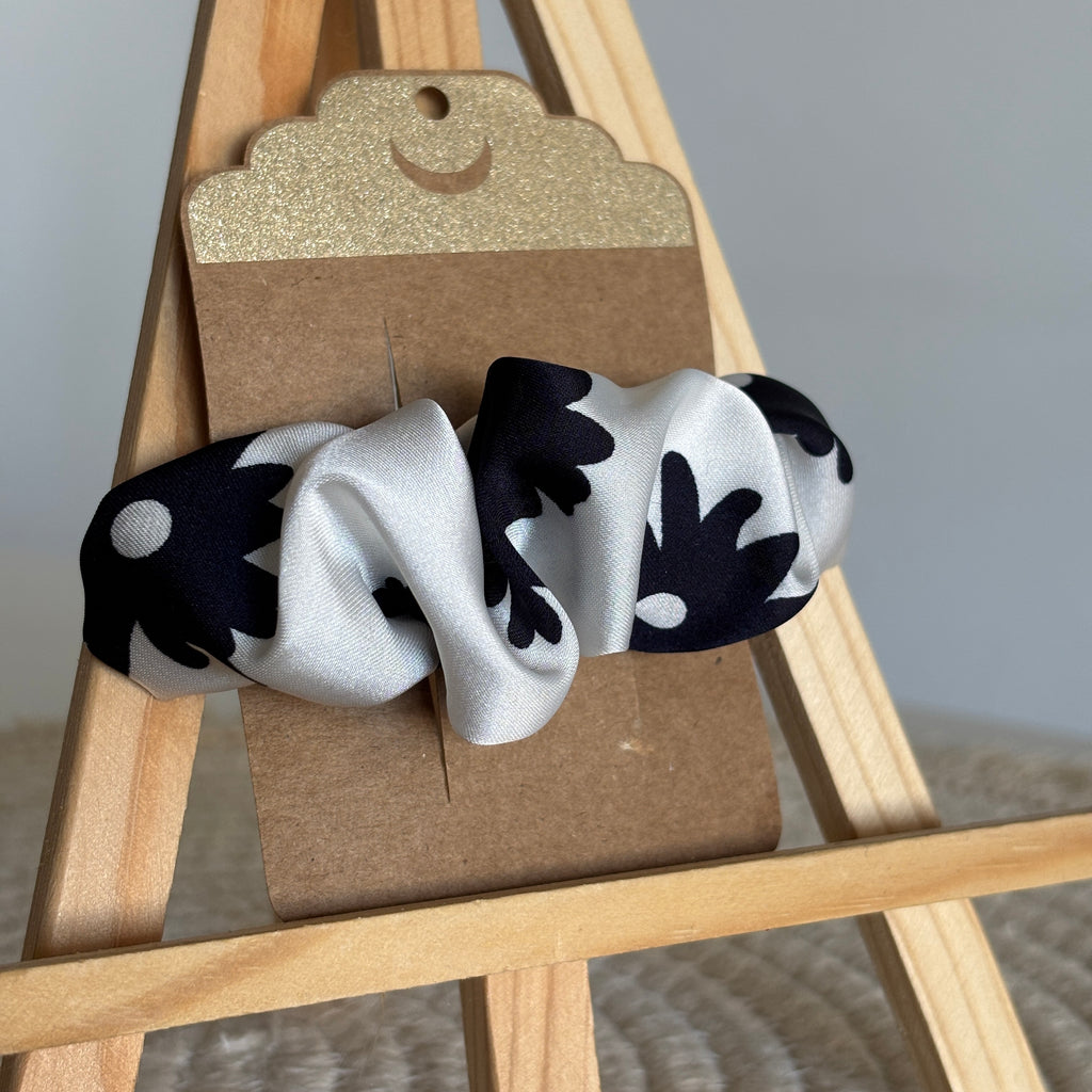 Barrette épurée Isadora - Satin blanc fleuri bleu marine