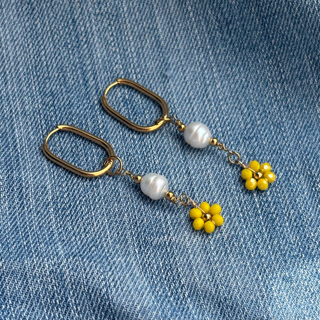 Boucles d’oreilles Hydra - Créoles longues fines avec perle et fleur jaune