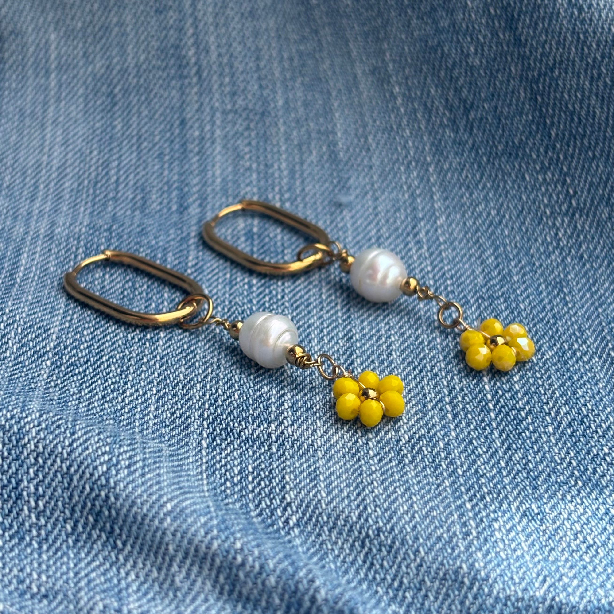 Boucles d’oreilles Hydra - Créoles longues fines avec perle et fleur jaune