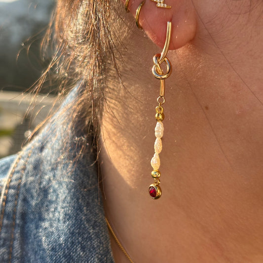 Boucles pendantes Salerno – Nœud doré & perles rouge