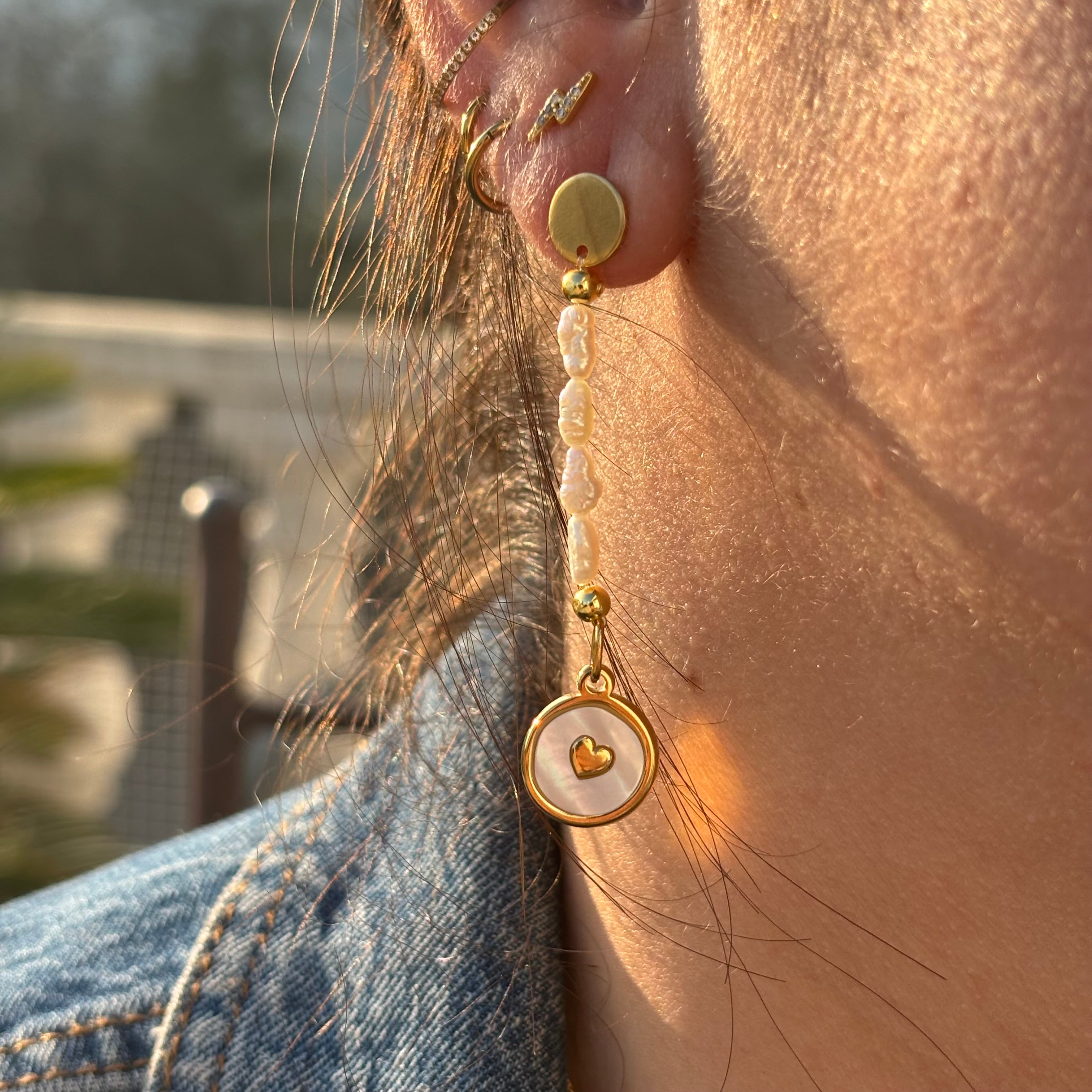 Boucles Positano – Médaillon nacré & cœur doré