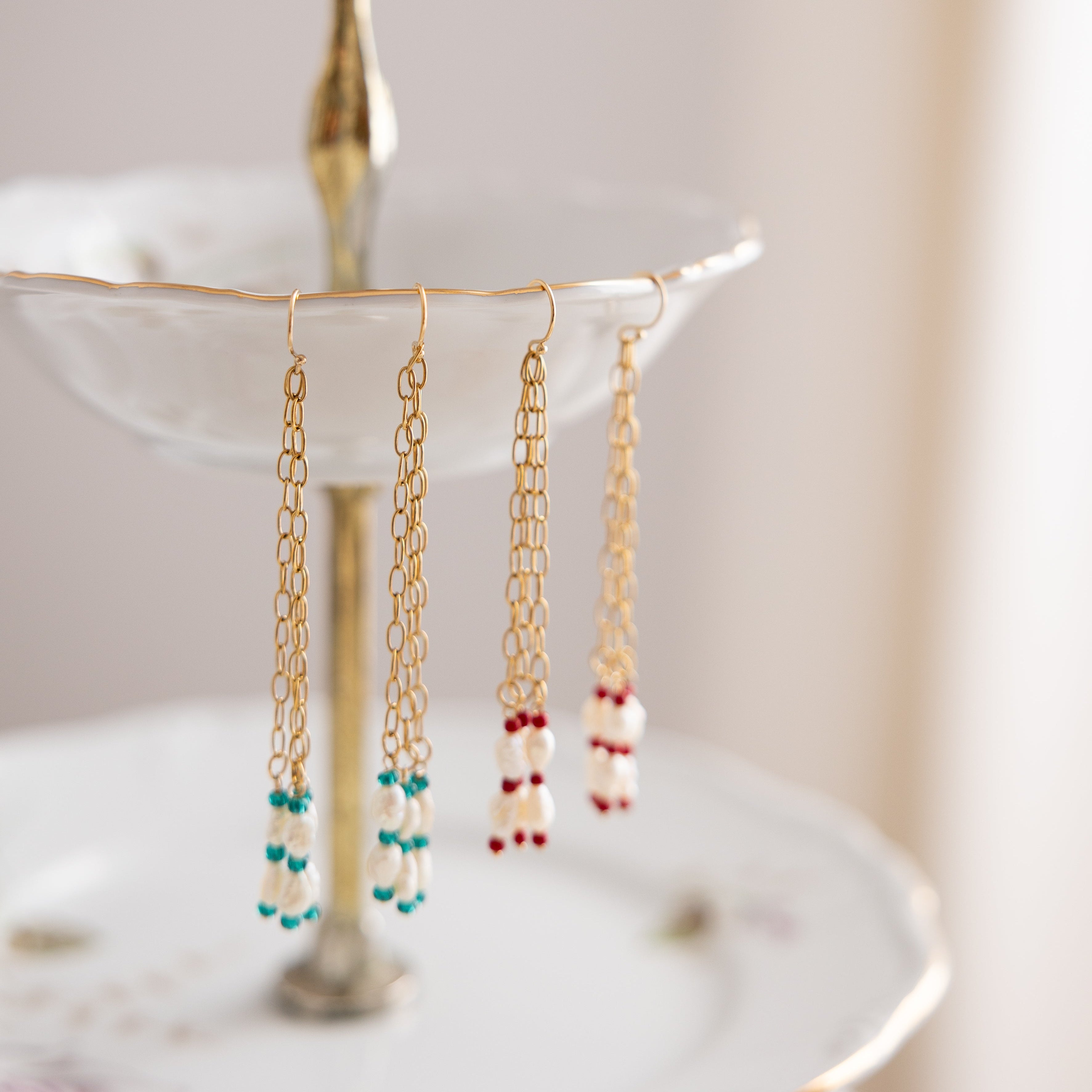 Boucles Virelia – triple chaîne perles de culture (vert ou rouge)