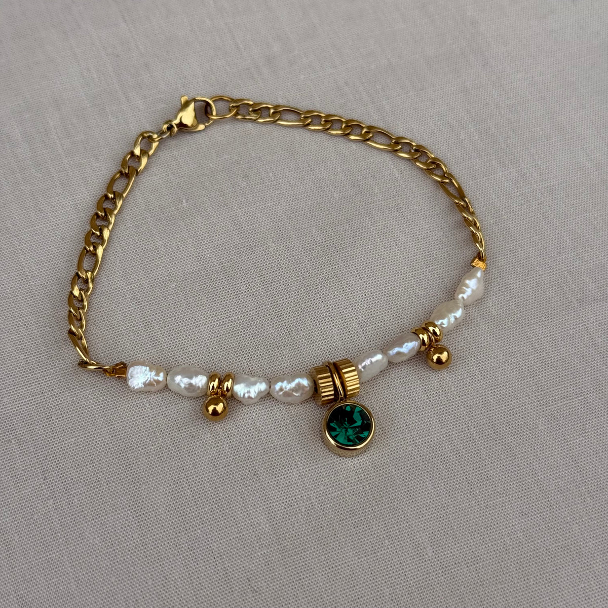 Bracelet Alméria – Chaîne dorée, perles de culture & 3 pendentifs