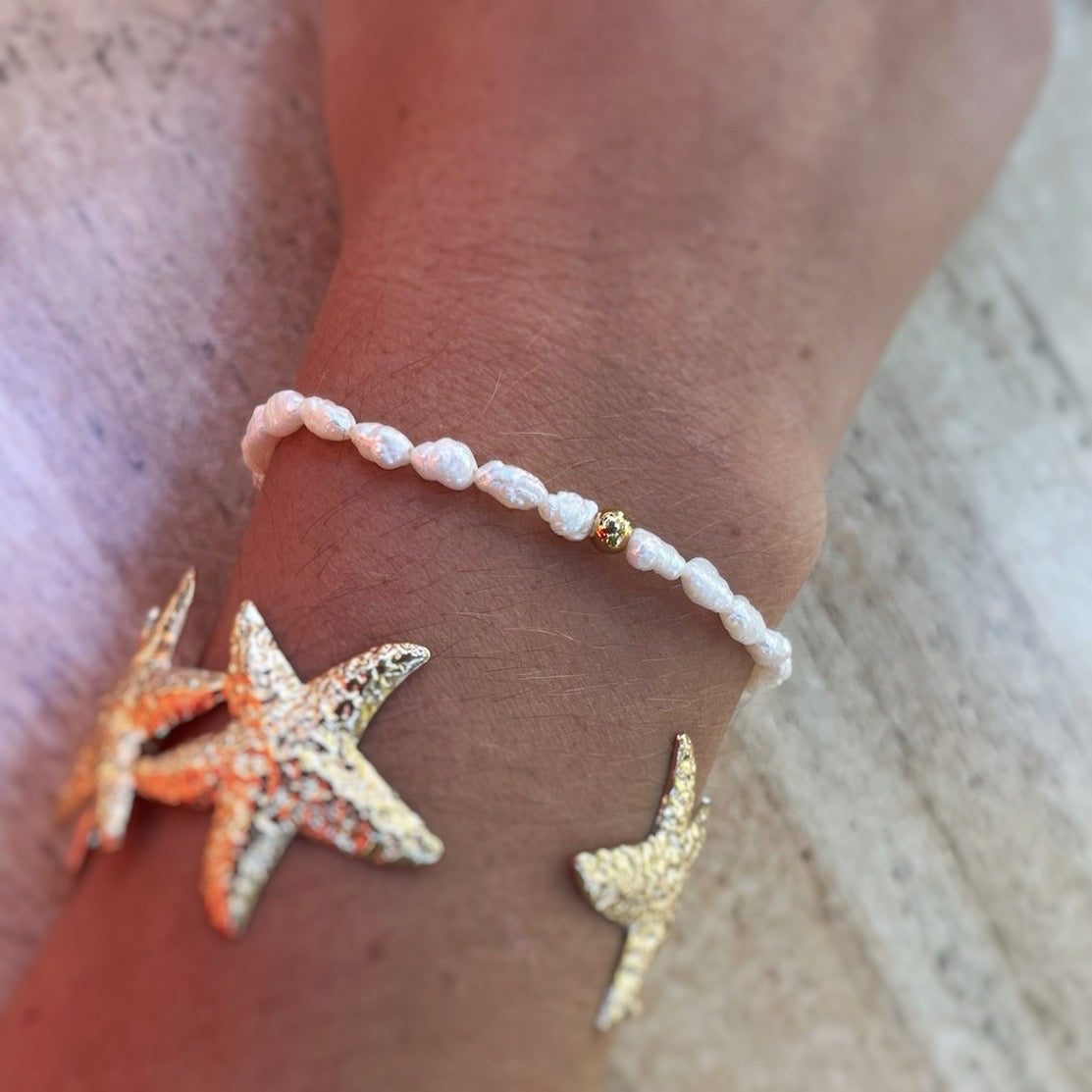 Bracelet élastique Naxos - Perles blanches élastiques avec détail doré discret