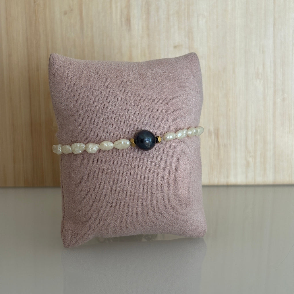 Bracelet élastique Rovinj - Perles blanches & grosse perle noire de culture