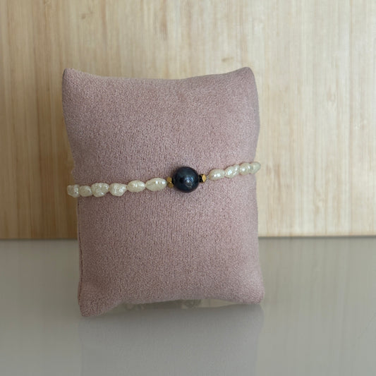 Bracelet élastique Rovinj - Perles blanches & grosse perle noire de culture