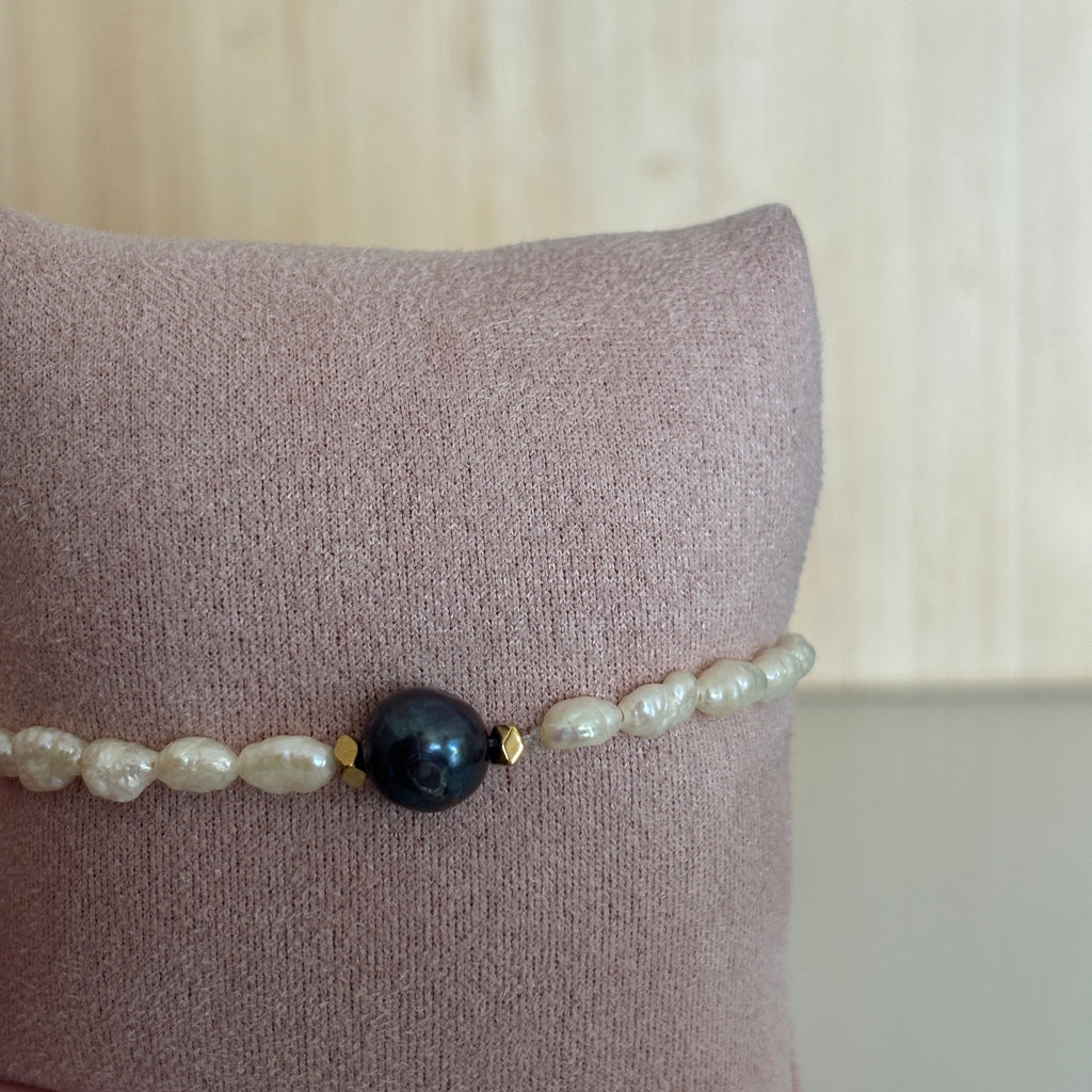 Bracelet élastique Rovinj - Perles blanches & grosse perle noire de culture