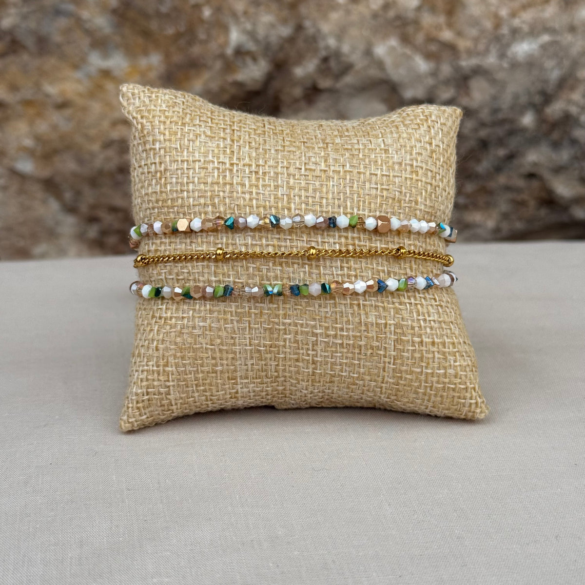 Bracelet Marévia – Triple rang doré & perles multicolores