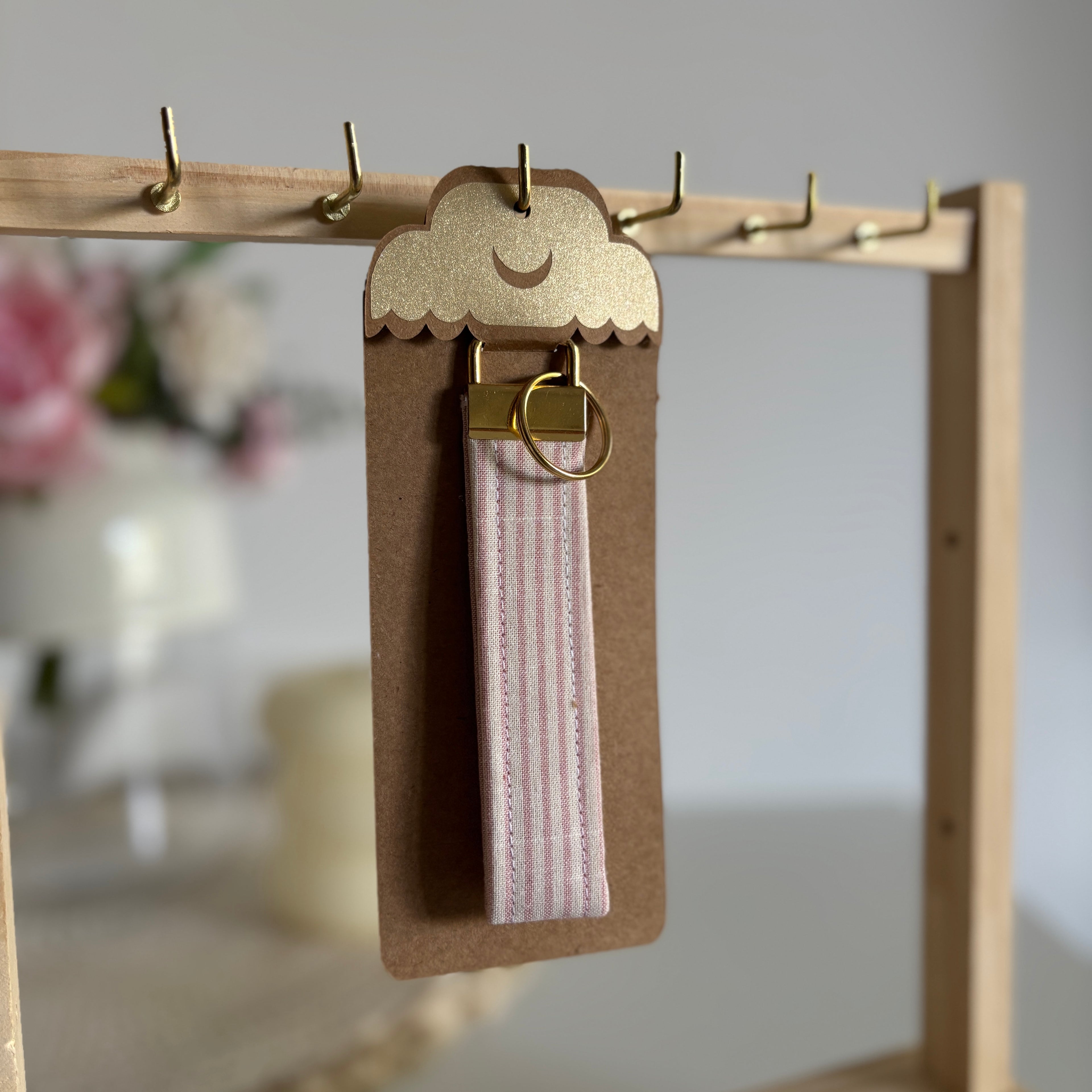 Porte Clé Arcturus - Motif rayé rose et blanc avec finitions dorées
