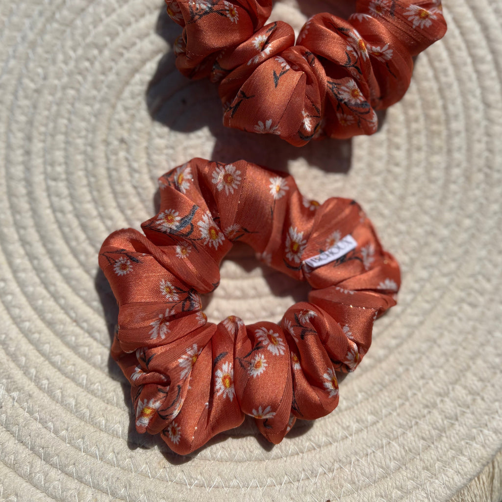 Chouchou Soléa en soie terracotta à marguerites et fils dorés