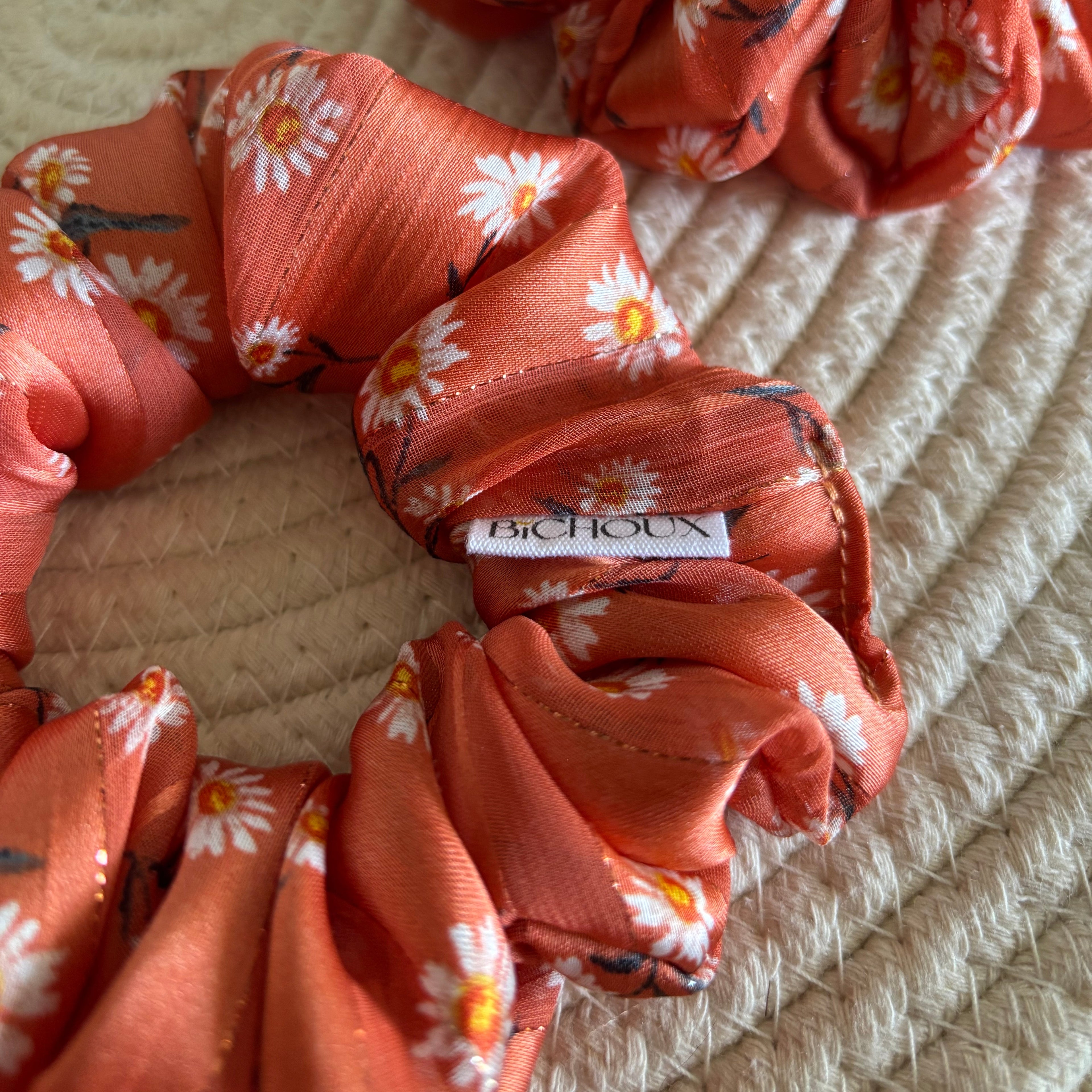 Chouchou Soléa en soie terracotta à marguerites et fils dorés