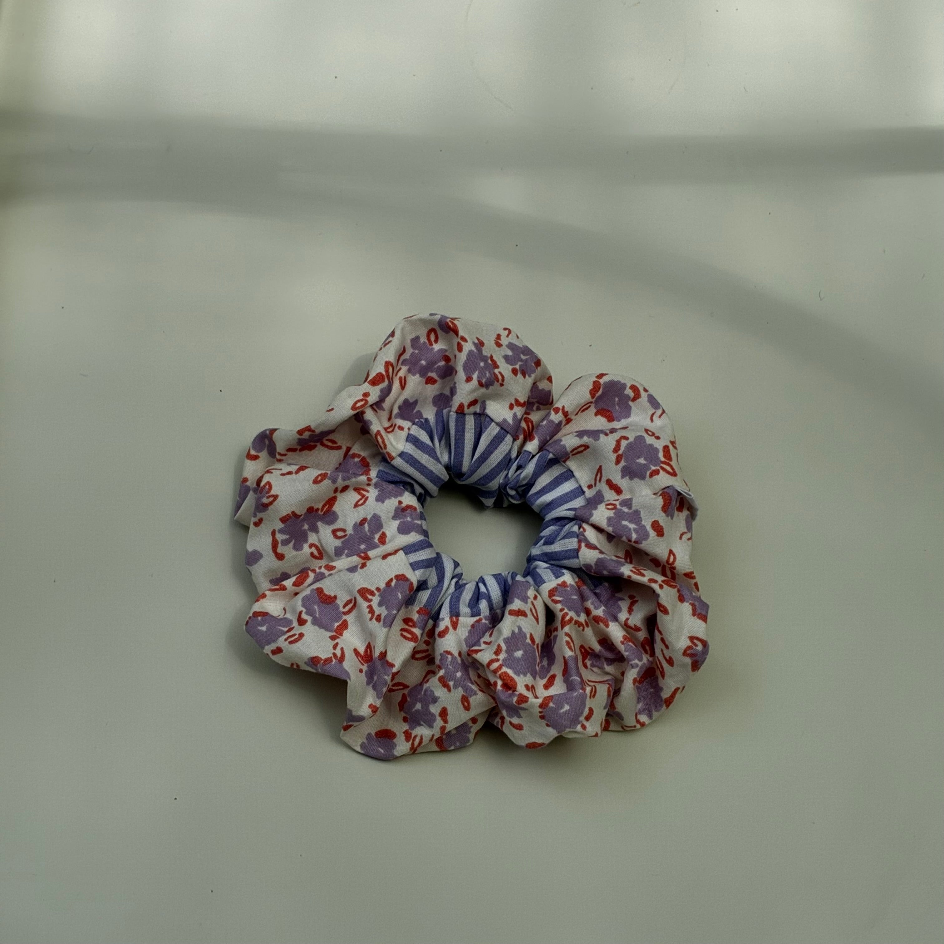 Chouchou cheveux fait main bi motif violet (fleurs et rayures) - Agathe