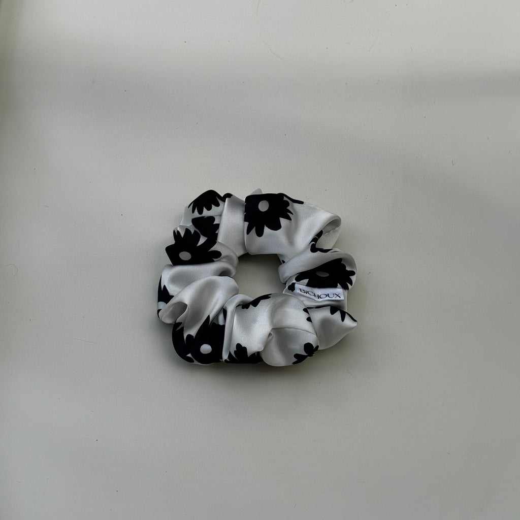 Chouchou cheveux fait main en satin blanc à fleurs bleu marine - Isadora