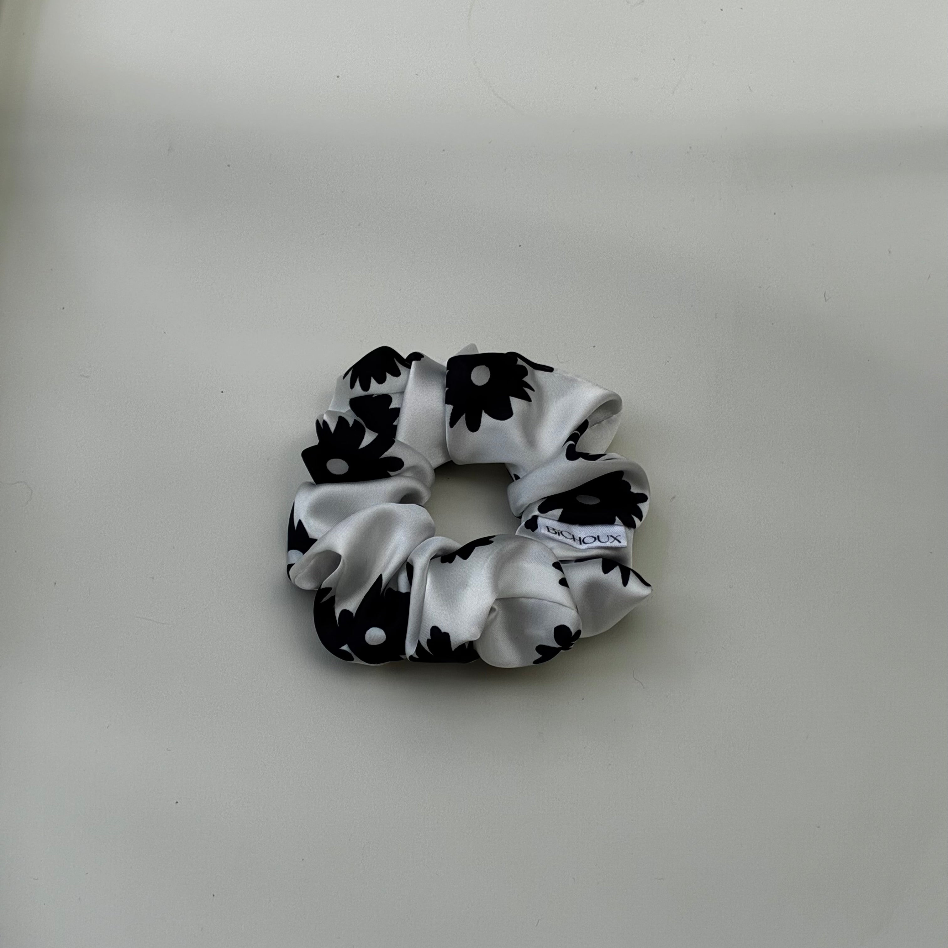 Chouchou cheveux fait main en satin blanc à fleurs bleu marine - Isadora