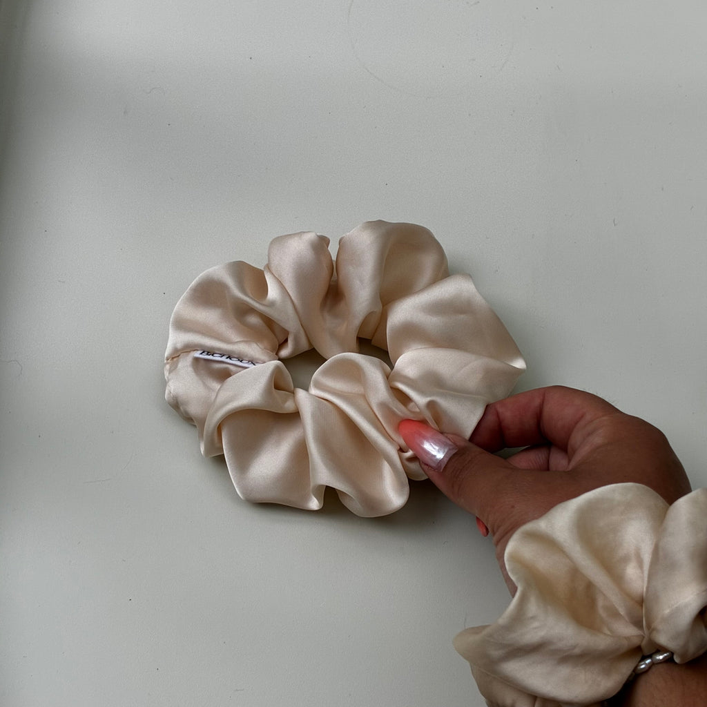 Chouchou cheveux fait main en satin rose pale - Zélie